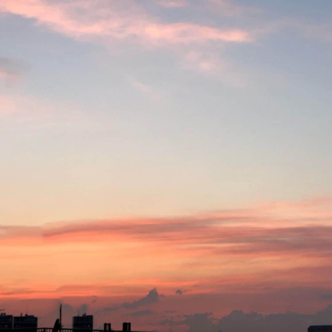 長谷川唯のインスタグラム：「・ ・ beautiful🌇ピンクなお空🦋☁️また明日❤︎ ・ ・ #beautiful #sky #お空 #happy #love #instagood」