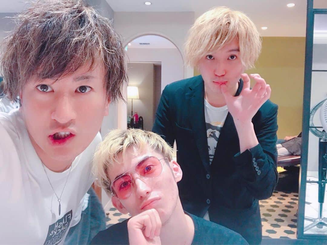James Jのインスタグラム：「?!?!」