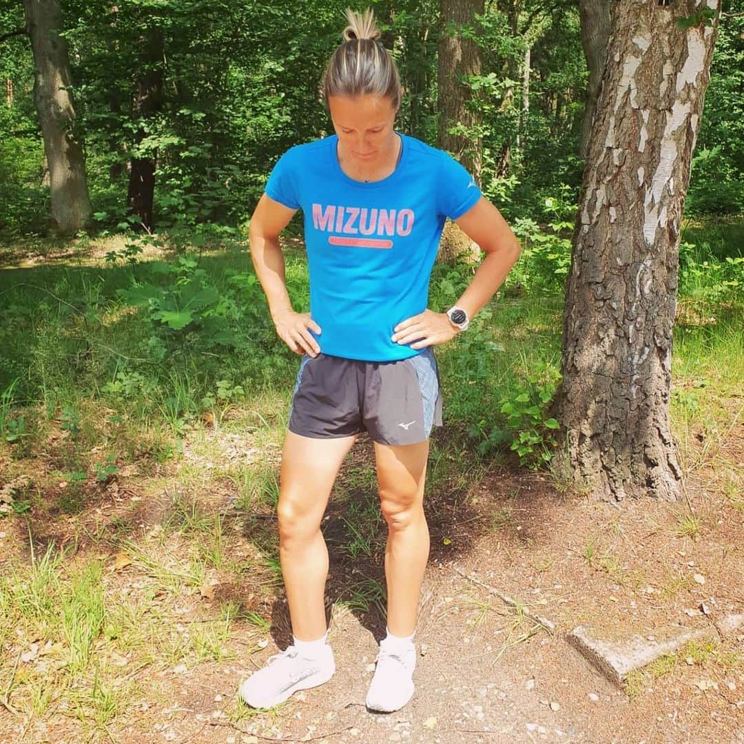 キルステン・フリプケンスのインスタグラム：「Ready for a 🏃‍♀️ with my @mizunoeurope  gear 🤟 🐬  #mizuno #mizunotennis #mizunorunning #greatshoes」