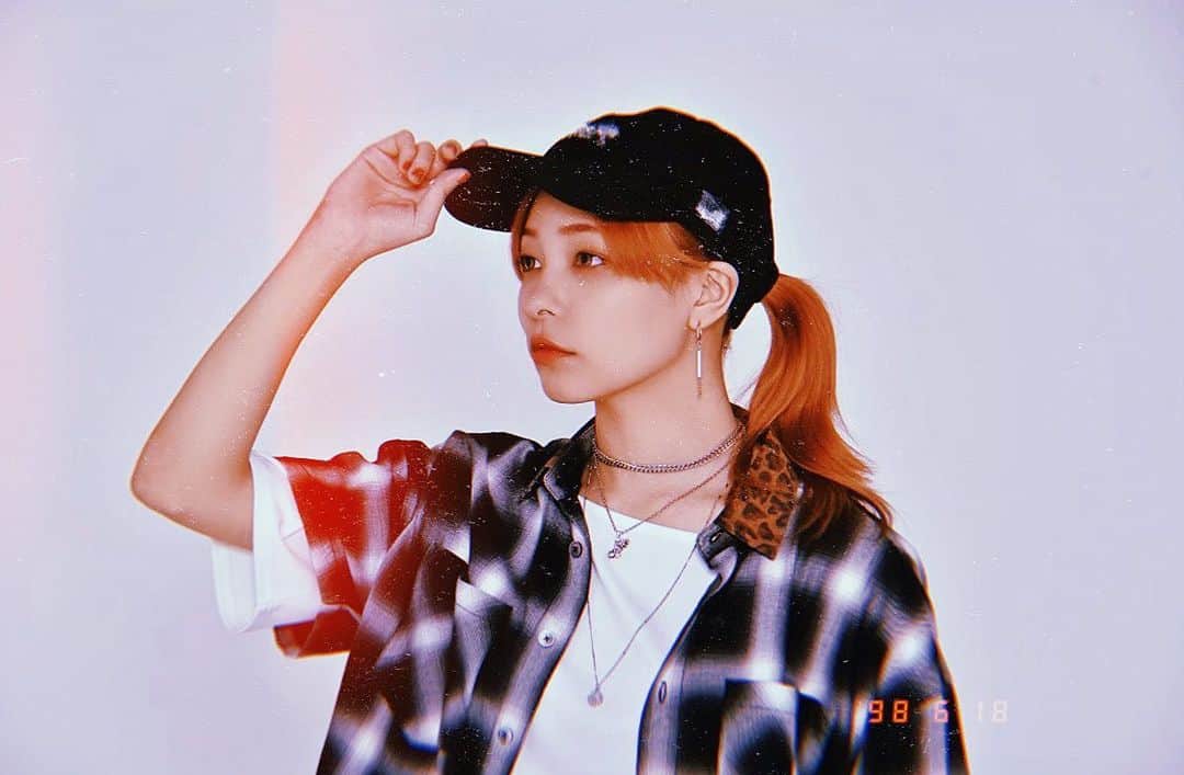 ジェニーのインスタグラム：「デザインしたキャップが届いて、撮影してきたーーー！レアなコラボも出来た😭😭😭 今から細かいやり取りをして大体来月のどこかで発表出来るようにしたいな！！！ 他にも個人的にマジで嬉しいコラボも出来そうなの！！！まだ先になるけど、それも楽しみにしてほしいわ😂  とりあえず欲しいと思うアイテムをデザインしてきます✌︎ #服を出す気分屋  #ほぼ趣味w  #服ほんっとに大好きだから嬉しい  #てか好きでデザインした物を欲しいって言ってくれるの  #マジで幸せなんだけど  #なんなの!? #ありごとう!? #再投稿だよおおお!?」