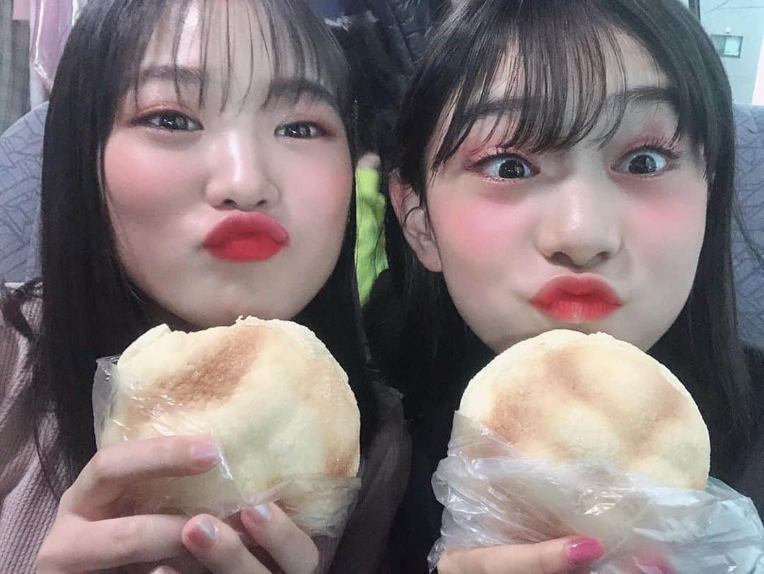 ニコ☆プチのインスタグラム：「🍈🍞 あきちゃまwithめろんぱん。 . . #近藤藍月  #丸山真亜弥 (とんでもない間違えをしていました🙄） #めろんぱん」