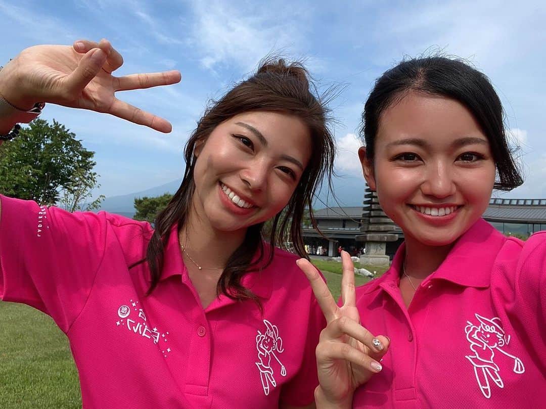 ゆりあのインスタグラム：「インスタライブありがとうございました😆❤️ 本日より私たちが着てる新作グッズのオリジナルポロシャツがD.D.マーケットにて発売されました🎉マーカーやタオルも合わせて販売してます♬ ぜひチェックしてください⛳️ D.D.マーケットのURLはこちら！💁‍♀️ https://dd-market.com/shopbrand/title-sirogane . #白金台女子ゴルフ部 #shirojo #白女 #白女マネージャー #golf #ゴルフ #ゴルフ女子 #女子ゴルフ #ゴルフレッスン  #ゴルフ練習 #instagolf #ゴルフスイング #ゴルフ好き #ゴルフウェア #ゴルフ上手くなりたい #golfwear #instagood #instalove #⛳️ #🏌️‍♀️#100切りへの道」