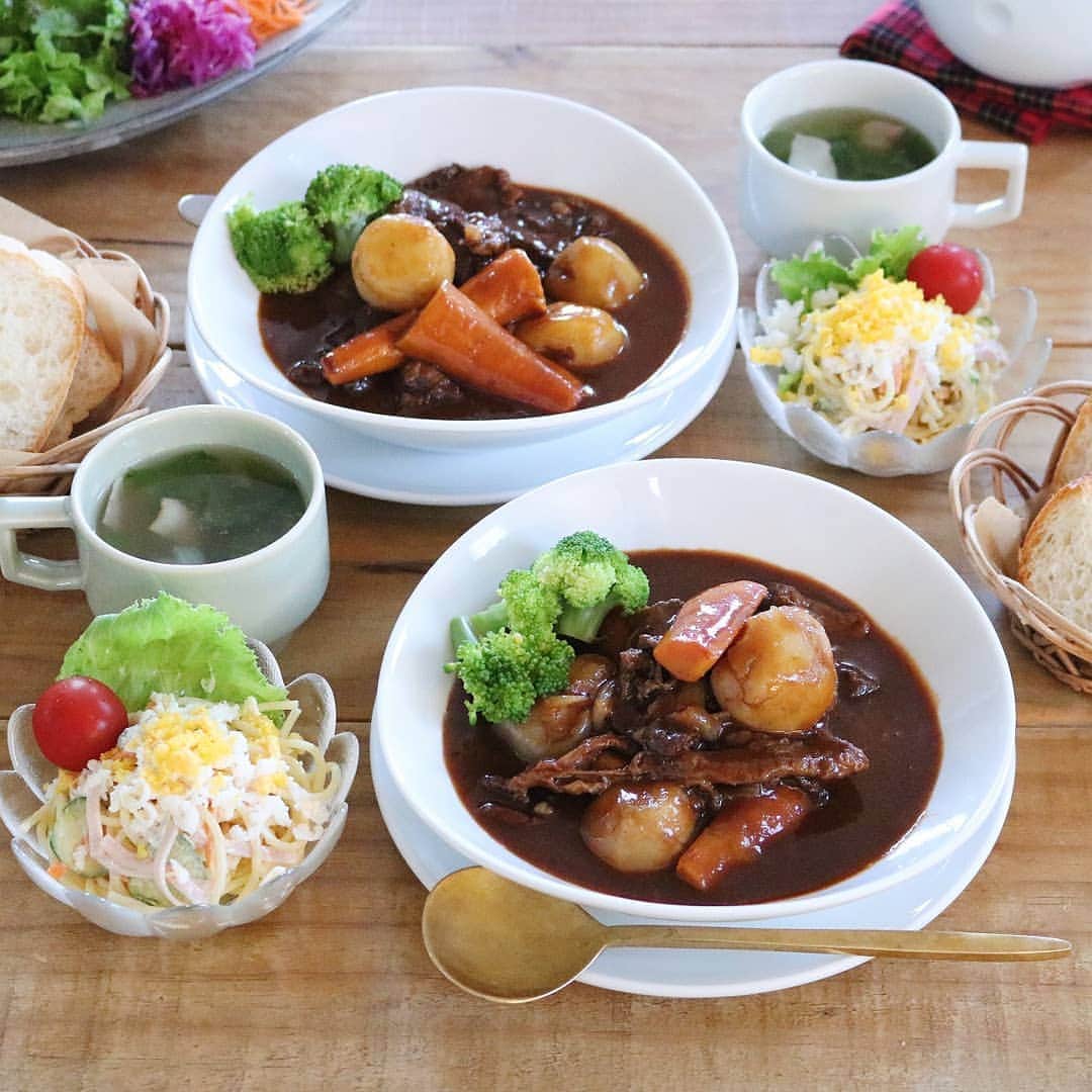 のインスタグラム：「♩ #レシピあり . . ビーフシチュー スパサラ フランスパン🥖 レタスとベーコンのスープ サラダ🥗 . . 🥩【ビーフシチュー】 . . 🥕【材料】 牛肉　400g 人参　1本 じゃがいも　4個 たまねぎ　1個 ◯赤ワイン　150ml ◯水　200ml デミグラスソース缶　１缶 ★ケチャップ　大さじ3 ★お好みソース　大さじ2 ★砂糖  大さじ1 バター　大さじ1 塩コショウ　少々 ゆでブロッコリー　お好みで . . 🥕【つくりかた】 ①牛肉に塩コショウする(ちょい強めに)。人参は縦半分に切って横半分にする。じゃがいもは半分に、たまねぎは４等分のくし切りにする。 ②フライパンを熱してバターを入れ、牛肉を焼く。たまねぎ、人参、じゃがいもを入れて軽く炒めたら圧力鍋に移す。 ③◯を入れて沸騰したらアクを取り除き、20分加圧する。 ④★を入れて味を整える。10分ほど煮込んだら出来上がり☺️お好みでブロッコリーをのせてください🙋 . . ☝️じゃがいもは柔らかくなりすぎると、とけてしまうので大きめに切ってください。 今回は小さいじゃがいもを使ったので丸ごと入れました🙆 . . #yunaご飯#丁寧な暮らし#lin_stagrammer#kurashiru#delistagrammer#Japanesefood#ロカリキッチン#デリスタグラマー#クッキングラム#クッキングラムアンバサダー#タベリー#フーディーテーブル#Kissカメラ#iegohanphoto#てづくりごはん365#おうちごはん#おうちごはんlover#ママリクッキング#マカロニメイト#おうちごはん通信#おうちごはん革命#キッチングラム#おうちカフェ#夜ごはん#晩ごはん#dinner#ビーフシチュー#シャキッと夏ごはん#レシピ」