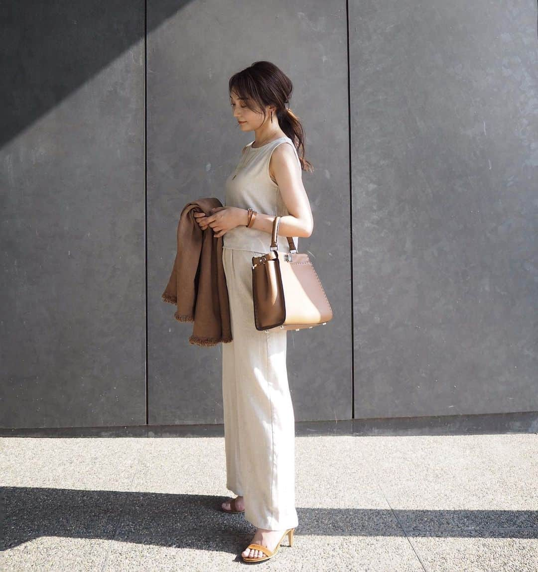 yoko178loveさんのインスタグラム写真 - (yoko178loveInstagram)「#coordinate ． ． 夏はリネンが着心地がよくて ついつい手にとってしまう☺︎ ． トップスとワイドパンツの セットアップは @fifth_store ． ボトムスは裏地があるから 透けない仕様になってます✨ ． ブラウンの小物でまとめて シンプルカジュアルに☺︎ ． ． #fifth#fifthtl #フィフス#ナチュラルリネンワイドパンツ #ナチュラルリネンスリーブレストップス #セットアップ#リラックスコーデ #カジュアル」6月18日 19時40分 - yoko178love