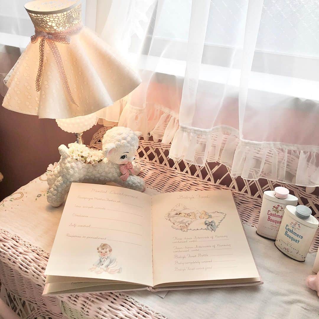 のインスタグラム：「外国のvintageの本かわいくてついつい集めてしまう📖 ランプもvintageです💡  #vintage #lamp #interior #book #myroom #ビンテージ #マイルーム #インテリア」