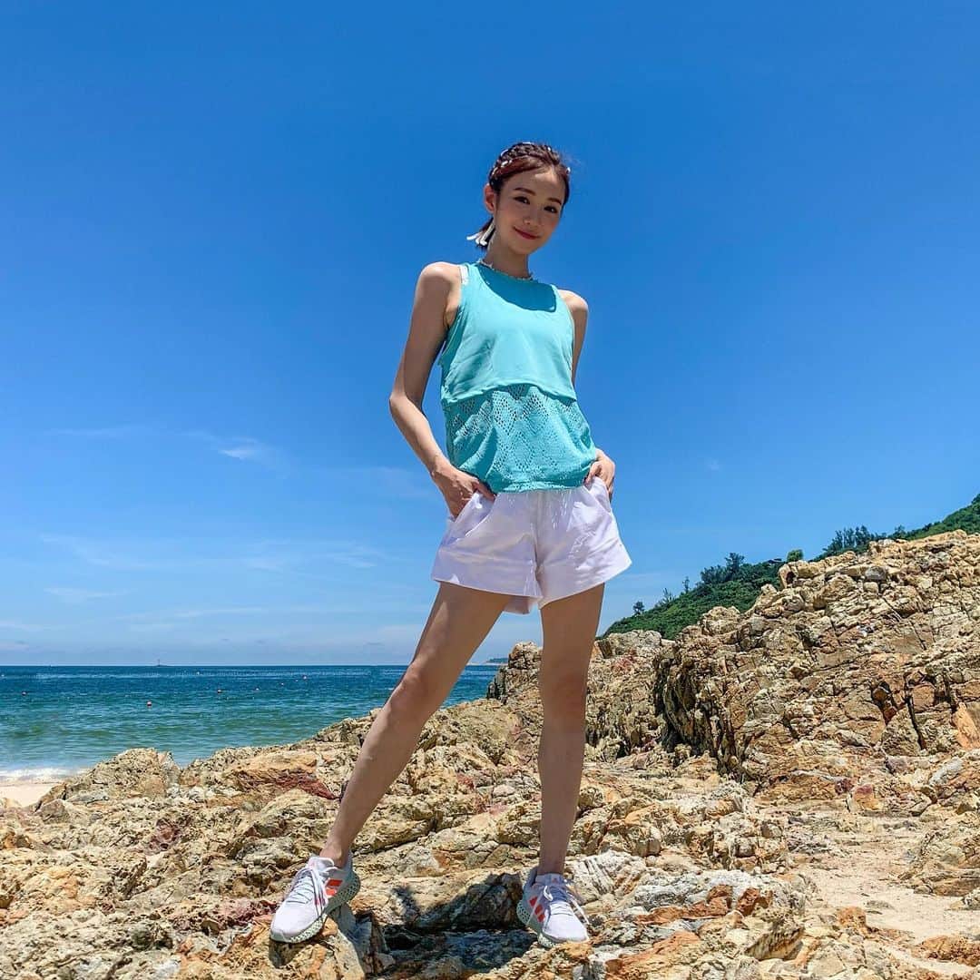 Elva Niさんのインスタグラム写真 - (Elva NiInstagram)「為保護海洋出一分力你我有責🌊 大家在享受美麗沙灘的同時 記得帶走自己的垃圾 加入走塑行動 多用可再生能源 我身上整套的adidas都是用了海岸回收的Parley Ocean Plastics循環再造 ♻️ 編織成 #primeblue 物料 Let’s end plastic waste👊🏻 @adidashk #weonlyhaveoneplanet  #protectouroceans  #adidashk」6月18日 19時43分 - misselvani