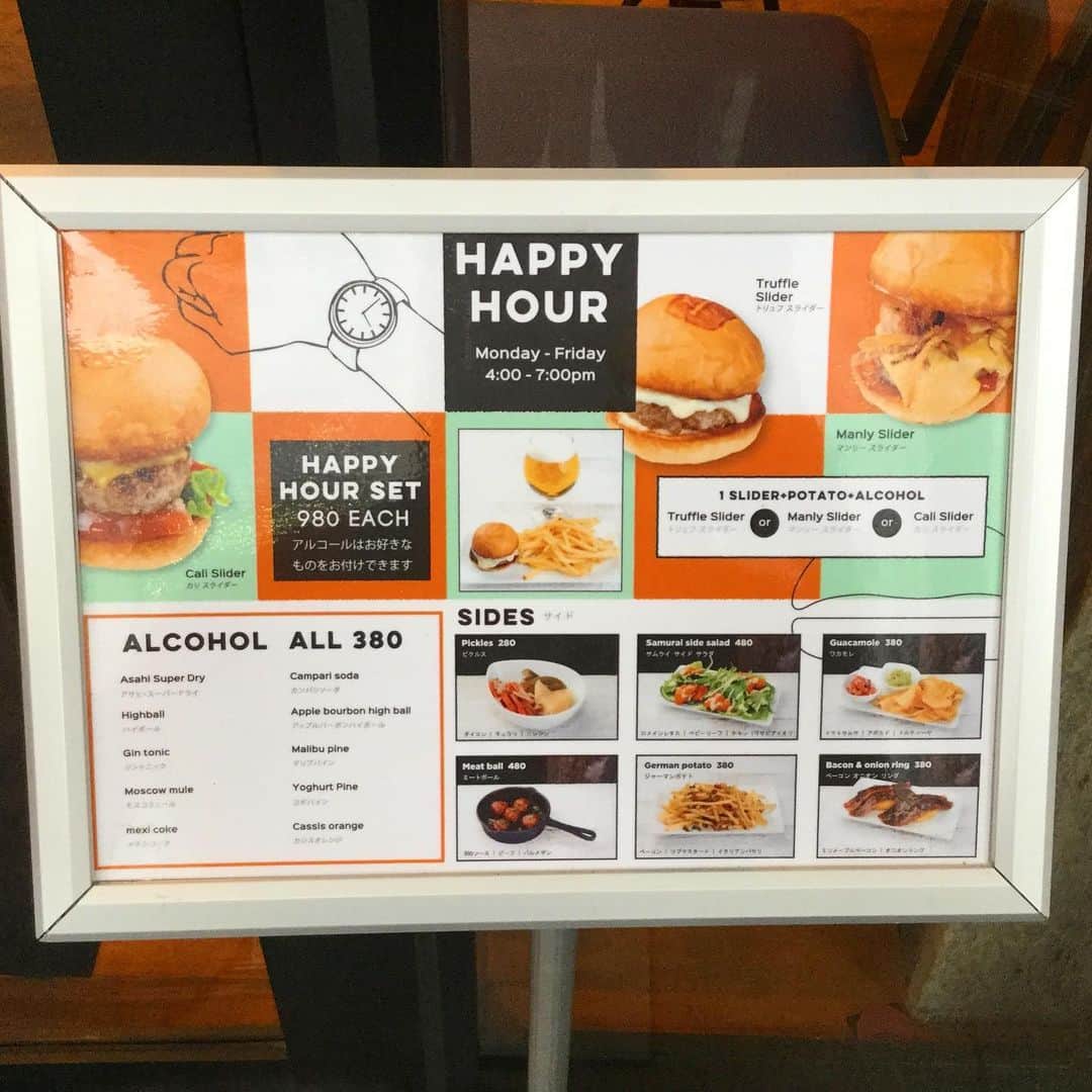 umamiburgerjpnさんのインスタグラム写真 - (umamiburgerjpnInstagram)「みなさん、UMAMI BURGERは夜も魅力たっぷりなことをご存知でしょうか？👀🥳 . みなとみらい店では、 日が落ち始める頃に少し照明を落とした店内のシャンデリアや よりくっきりと見えるＬEDのサインなど、、 お昼とは違った雰囲気をお楽しみいただけます！ . また、⚠️月〜金の平日　16時〜19時限定⚠️でハッピーアワーを行なっております🍷🍸🍹 お得なセットや、おつまみと一緒にお酒をお楽しみ頂けます！ . 店内は席の間隔をあけたり、従業員のマスク着用、隅々までアルコール消毒を徹底するなど、コロナ対策も万全に行なっております！💪🏻 . 皆さまのご来店お待ちしております☺️ . #ウマミバーガー  #umamiburger  #umamiburgerjapan  #umamiburgerみなとみらい店  #umamiburger青山店  #umamiburger南町田グランベリーパーク店 #umamiburger錦糸町パルコ店  #umamiburger横浜ベイサイド店 #umamiburger有明ガーデン店 #横浜カフェ  #横浜ディナー #ハッピーアワー  #ハンバーガー #ハンバーガー巡り  #yokohama #美味しいもの好きな人と繋がりたい」6月18日 19時47分 - umamiburgerjpn