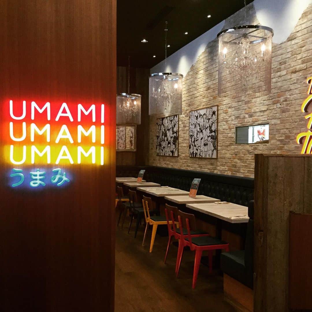 umamiburgerjpnさんのインスタグラム写真 - (umamiburgerjpnInstagram)「みなさん、UMAMI BURGERは夜も魅力たっぷりなことをご存知でしょうか？👀🥳 . みなとみらい店では、 日が落ち始める頃に少し照明を落とした店内のシャンデリアや よりくっきりと見えるＬEDのサインなど、、 お昼とは違った雰囲気をお楽しみいただけます！ . また、⚠️月〜金の平日　16時〜19時限定⚠️でハッピーアワーを行なっております🍷🍸🍹 お得なセットや、おつまみと一緒にお酒をお楽しみ頂けます！ . 店内は席の間隔をあけたり、従業員のマスク着用、隅々までアルコール消毒を徹底するなど、コロナ対策も万全に行なっております！💪🏻 . 皆さまのご来店お待ちしております☺️ . #ウマミバーガー  #umamiburger  #umamiburgerjapan  #umamiburgerみなとみらい店  #umamiburger青山店  #umamiburger南町田グランベリーパーク店 #umamiburger錦糸町パルコ店  #umamiburger横浜ベイサイド店 #umamiburger有明ガーデン店 #横浜カフェ  #横浜ディナー #ハッピーアワー  #ハンバーガー #ハンバーガー巡り  #yokohama #美味しいもの好きな人と繋がりたい」6月18日 19時47分 - umamiburgerjpn
