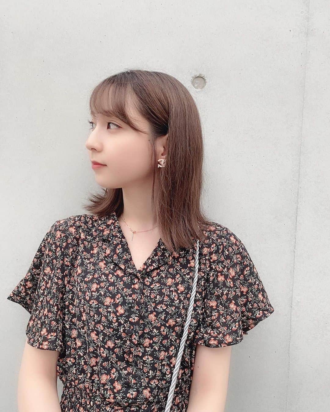 松岡菜摘のインスタグラム：「. . はやく梅雨明けて 夏きてほしい🥺 . 髪ボサボサぁ .」