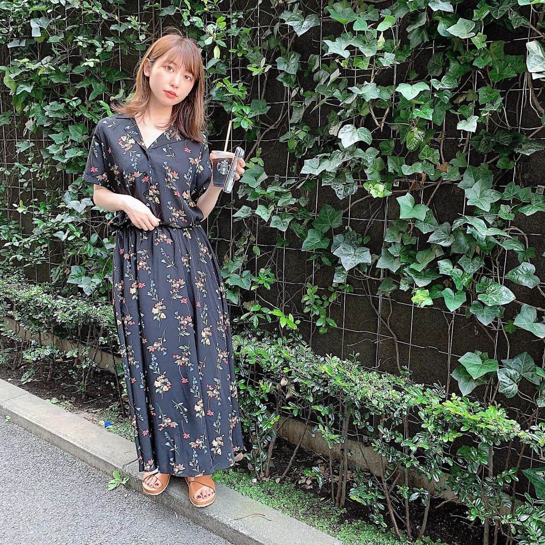 木村ミサのインスタグラム：「🌿🌺﻿ ﻿ ﻿ 暑くなってきてアイスコーヒーが﻿ おいしくなった日のコーデ🥤﻿ ﻿ set up @fifth_store ﻿ ﻿ ワンピースにみえてセットアップなので、﻿ 着回ししやすいし﻿ さっぱり着れるからいいね🐬﻿ ﻿ 梅雨の束の間の晴れは﻿ おろしたての服を着たくなっちゃう🌈﻿ ﻿ ﻿ ﻿ #outfit #code #setup #fifth﻿ #fifthtl﻿ #フィフス #コーデ #セットアップ #夏服 #shwf #低身長コーデ #フラワー開襟シャツセットアップ #おうちコーデ #오오티디　#패션﻿ ﻿」