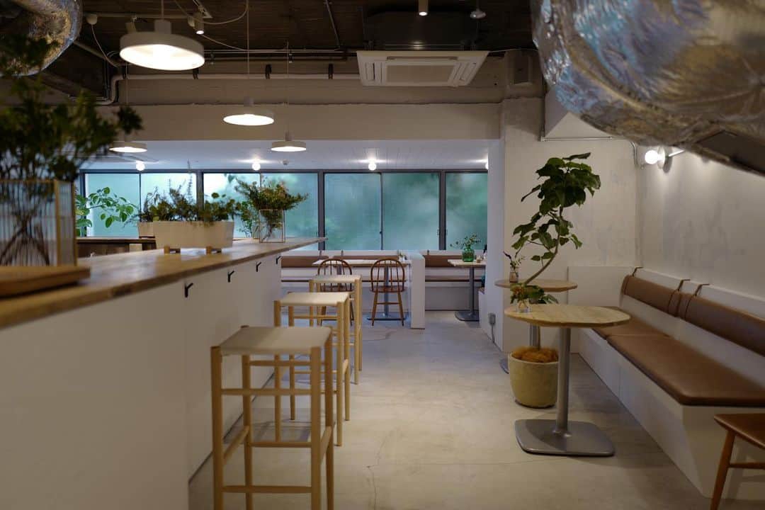 石井輝明さんのインスタグラム写真 - (石井輝明Instagram)「三軒茶屋。 みなさんお疲れですよね。 コロナとか暑いとか色々ありますもんね。 仕方ないよね。  #二足歩行coffeeroasters #cafe #coffee #カフェ #東京カフェ #三軒茶屋カフェ #カフェ芸人 #旅猿の次回予告 #旅猿を極めた男 #恐れ多い #ただ好きすぎるだけの男 #好きが溢れた男 #極めたいけど #そんな甘くないはず #とにかく正座して観ようと思う」6月18日 20時02分 - comandanteishii
