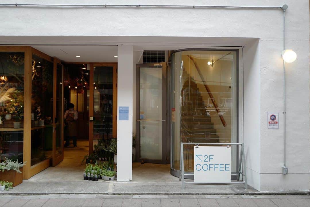 石井輝明さんのインスタグラム写真 - (石井輝明Instagram)「三軒茶屋。 みなさんお疲れですよね。 コロナとか暑いとか色々ありますもんね。 仕方ないよね。  #二足歩行coffeeroasters #cafe #coffee #カフェ #東京カフェ #三軒茶屋カフェ #カフェ芸人 #旅猿の次回予告 #旅猿を極めた男 #恐れ多い #ただ好きすぎるだけの男 #好きが溢れた男 #極めたいけど #そんな甘くないはず #とにかく正座して観ようと思う」6月18日 20時02分 - comandanteishii