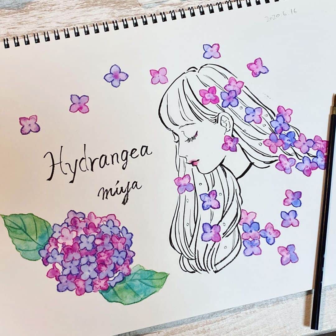 miya(ミヤマアユミ)さんのインスタグラム写真 - (miya(ミヤマアユミ)Instagram)「手描きバッグにリアクションありがとうございました！前回のは非売予定ですが、ほしいと言ってもらえて嬉しくて急遽グッズ用に描き直しました💠 他デザインのトートバッグ(4種類位)を秋頃に出す予定でしたが、少し先になるので、早く使ってもらいたくて大好きな紫陽花のトートバッグを作りました🛍 他にも夏の新作を沢山作っています。もうすぐお披露目できると思うのでお待ち頂けたら嬉しいです🌻  #artwork #watercolor #水彩 #art #illust #illustration #draw #illustrator #イラスト #イラストレーター #手描き #手書き #アナログ #アナログイラスト #ガールズイラスト #miyamaayumi #ミヤマアユミ #紫陽花 #hydrangea #すずらん #水彩色鉛筆」6月18日 20時03分 - miya78pic