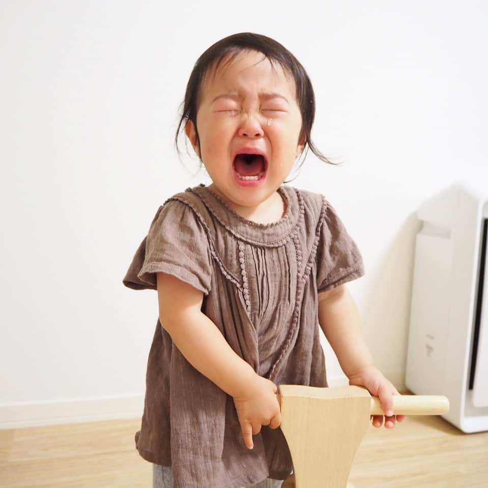 makikoさんのインスタグラム写真 - (makikoInstagram)「❤︎ ことちゃんの本気の泣き声（というか叫び声）は、破壊力がすごい。。 ．  耳キーン👂なるよ😅 ．  ことちゃんの泣き声が聞こえたら、パパスが『どちたん？どちたん？（どうしたん？どうしたん？）』と気持ち悪い声出し始めます。 ．  #娘に甘いパパス ．  #泣き顔 #全力ことちゃん #歯がだいぶ生えた #エイトにこのバイク取られそうになって大泣き #1歳 #生後21ヶ月 #女の子 #親バカ部」6月18日 20時03分 - batako93