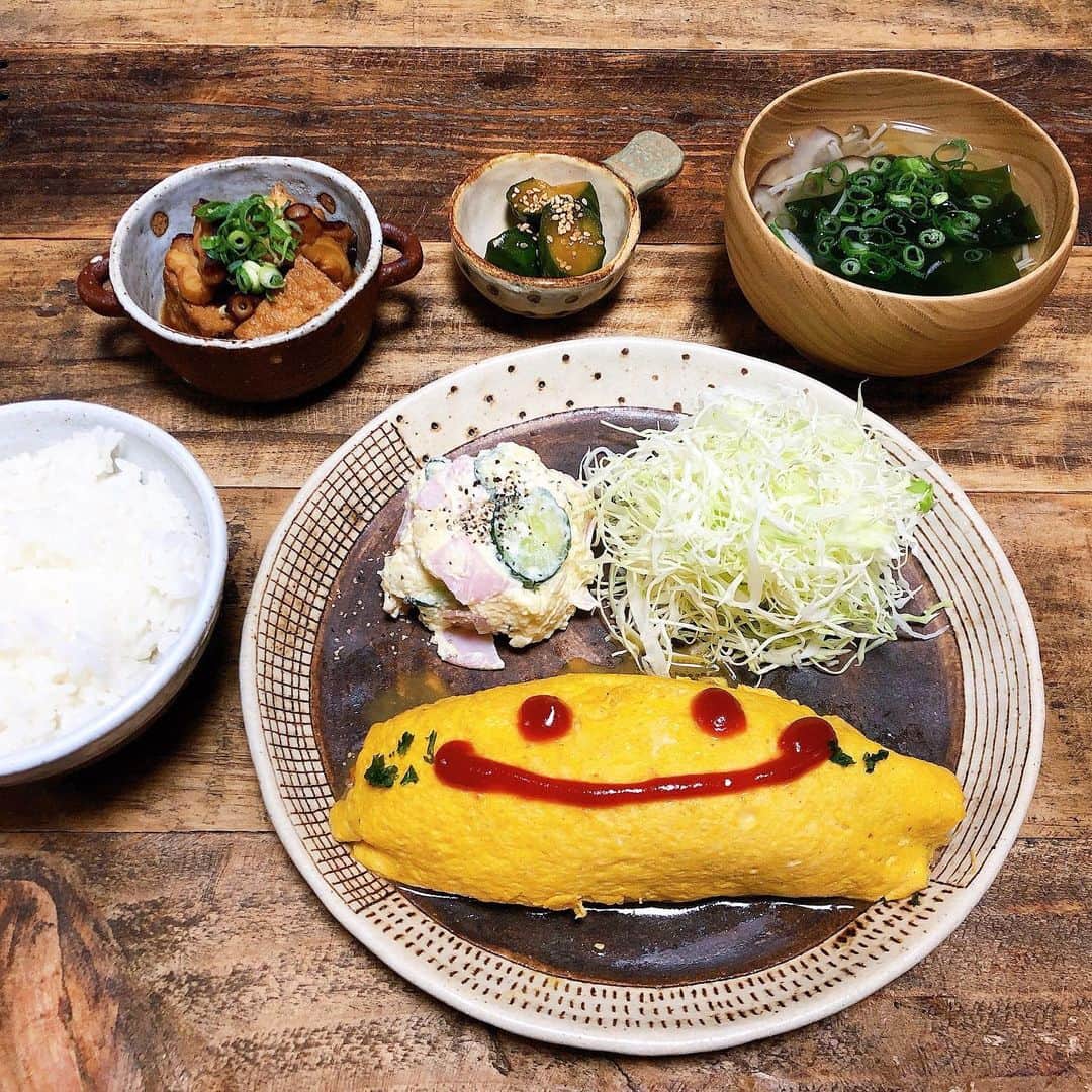 chaako ちゃあこのインスタグラム：「2020.6.18 * * 今日の晩御飯٩(๑❛ᴗ❛๑)۶ * ＊ひき肉オムレツ ＊ポテトサラダ ＊厚揚げとタコのピリ辛煮 ＊胡瓜の中華風漬け ＊きのことわかめと玉葱のスープ * でした(๑´ڡ`๑) * 今日は久しぶりにオムレツ。 久しぶりなので、オムレツ失敗したー( ﾉД`) 明らかに、中のひき肉入れ過ぎ。 包めなかったもん(笑) * 無理矢理感半端ないけど、一応オムレツって事で( *´꒫`)ケチャップで書いた顔もどことなくぎこちないけど(笑) * オムレツの中身は、合挽きミンチと玉葱と人参。塩胡椒とナツメグで味付けしてるだけです。 * あとは昨日作ったポテトサラダと、厚揚げのピリ辛煮にはタコが少し残ってたので一緒に煮て。旦那に好評でした♡ * * * はなちゃんがたまに夢に出て来てくれるんだけど、起きたら何故か泣いてるんですよね。 * 泣きながら起きてる感じ。 起きたら涙ぼろぼろ出てて。 だからいつも切ない( ˃ ⌑ ˂ഃ ) * 泣きながら起きた事ありますか？ * * *」