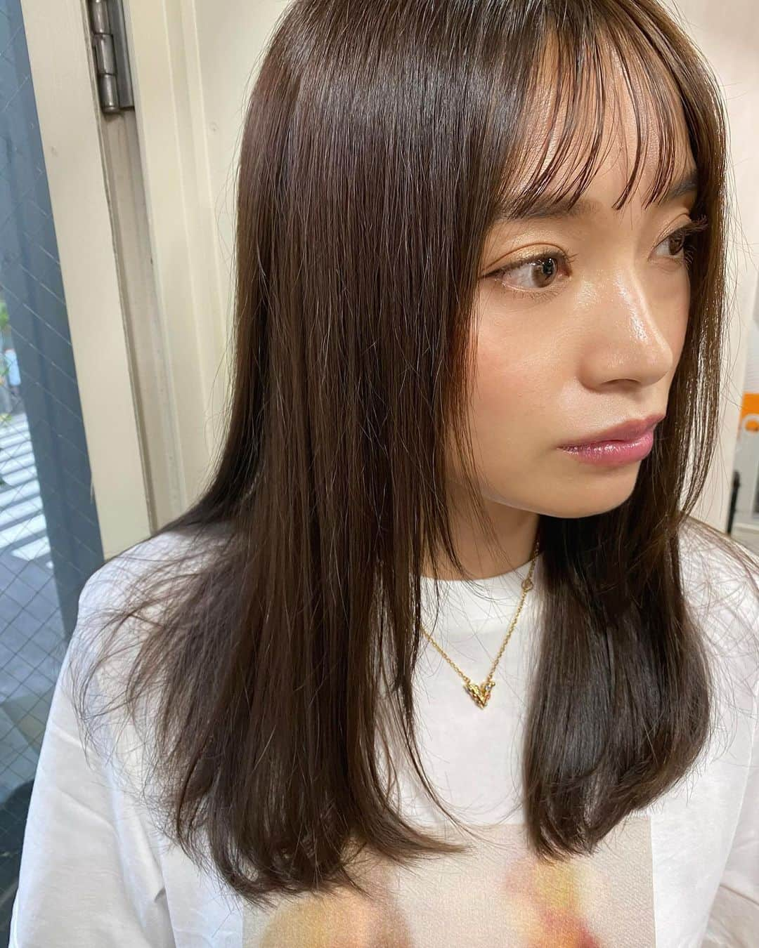 本多末奈さんのインスタグラム写真 - (本多末奈Instagram)「5ヵ月ぶりの美容院に行ってきました✨ 最近黒髪だったけど、明るめのベージュに🧸❤️ 久しぶりに髪の毛生き返った気がする🥳 絶妙なカラーでとてもいい感じ✌️ 本郷くんありがとうございました✨ #hair #ally #harajuku #本郷くん #久しぶりの美容院 #前髪ぱっつん」6月18日 20時06分 - honda_mana