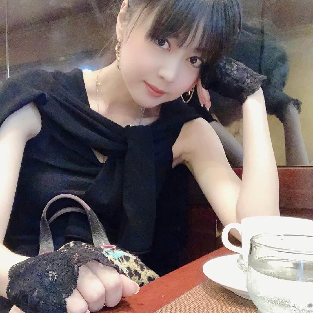 瑛蓮のインスタグラム：「私は、UFOを見つけたので父に教えてあげたら、あれは衛星や。UFOはな、ピャっと消えるんや。と、言われて、父がすごく偉大に見えた過去があります。  #瑛蓮 #UFO」