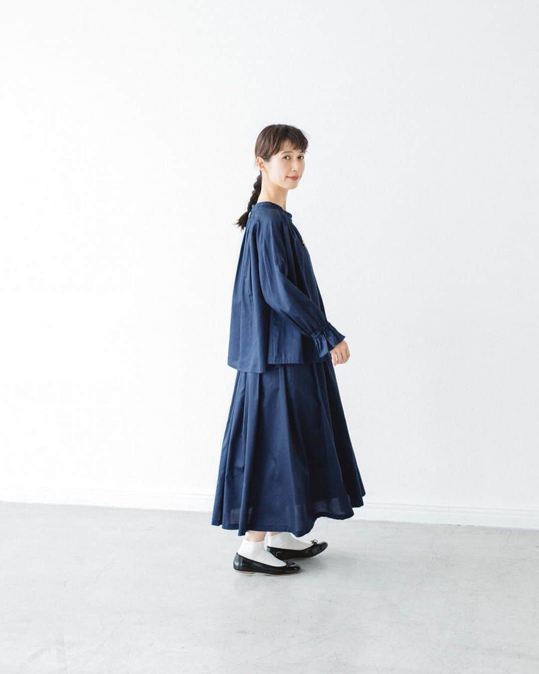 ナチュランさんのインスタグラム写真 - (ナチュランInstagram)「【 Cassure / &yarn 】 控え目な華やかさが魅力 「夏のよそゆき服」 ﻿ ﻿ 女性を美しくみせてくれる要素を贅沢につめこんだ、華やかできちんとした印象のお洋服が「Cassure」と「&yarn」から届きました。﻿ 夏にぴったりの肌離れがよく汗ばむ季節に最適な、おうちで洗えるコットンやリネン素材などで仕立てました。﻿ およばれスタイルから気軽な友人とのランチまで、いつもより少しおめかししたいときに着たい、おしゃれで好印象なよそゆき服5つの着こなしをご紹介いたします。﻿ ﻿ ﻿ -----------﻿ ■肩ボタンコットンリネンサロペット［WNY-2A44-1190-A］﻿ ■タイ付きピンドットブラウス［DRR-2A40-4502-A］﻿ 夏にぴったりのほどよい厚みの、さらりとした肌触りのいいリネンコットンで仕立てたサロペット。レストランなどのお食事にはもちろん、学校行事などきちんとしたシーンでもセットアップ感覚で着られます。﻿ インナーに小さなドット柄ブラウスを合わせて可愛らしさをプラス。﻿ ﻿ ﻿ -----------﻿ ■ダブルボタン コットンサテンタックワンピース［DRR-2A44-0891-A］﻿ 胸元の4つのダブルボタンがアクセントの大人っぽく落ち着きのあるブラックのワンピース。風を通す涼し気な広い袖口は、花びらのように重ねたフレアーカフスが女性らしい印象に｡どの角度も素敵に見えるようデザインされたこだわりの1枚です。﻿ ﻿ ﻿ -----------﻿ ■製品洗いフロントタックワンピース［WNY-2A42-1918-B］﻿ 大粒パールのネックレスとも相性の良い、すっきりとしたネックラインのワンピース。前身頃にたっぷりとタックをほどこし、後ろはゆとりのあるストンとしたシンプルなIラインシルエットが洗練された佇まいに。フォーマルはもちろんちょっとしたおよばれシーンにも気軽に着られます。﻿ ﻿ ﻿ -----------﻿ ■コットンサテン袖絞りギャザーブラウス［GWS-1A40-0004-A］﻿ ■コットンサテンギャザースカート［GWS-1A40-0005-A］﻿ 袖口や襟・肩のギャザーが際立つ、薄手のコットンサテンを使用したブラウスとスカート。ツヤとハリのある生地なのできれいめな印象に。合わせる洋服を選ばないシンプルなデザインのアイテムは、上下で着るときちんとした印象に、別々であわせれば毎日の着こなしに馴染みます。﻿ ﻿ ﻿ -----------﻿ ■フリル袖 Aラインワンピース［DRR-1A40-0007-A］﻿ 袖の配色と切替が目を引く、ほどよい光沢があるコットン素材のワンピース。美しいフレアスリーブが引き立つよう、身頃はシンプルにデザイン。アームホールはゆったりさせ、肩幅は華奢にすっきり見えるようこだわったメリハリのあるワンピースです。﻿ ﻿ ﻿ ﻿ ﻿ ------------------------------﻿ ▶️お買いものは写真内のタグをタップしてくださいね。またはプロフィールからもナチュランへリンクしています。→@natulan_official﻿ ﻿ ▶️写真内のタグは、販売中でも消えている場合がございます。ぜひ、ナチュランの検索窓から、注文番号又は商品名を、検索してみてくださいね。﻿ ﻿ ▶️プロフィール画面では、季節のおすすめ商品や、再入荷情報をご紹介しています。ぜひ、ご覧くださいませ。→@natulan_official﻿ ﻿ ----------- #lifewear #fashion #今日のコーデ #コーディネート #ファッション #ナチュラル #ナチュラン #natulan #日々の暮らし #暮らしを楽しむ #シンプルライフ #シンプルコーデ #大人女子 #大人コーデ #ナチュラルコーデ #ワンピース #フォーマルワンピース #セットアップ #セットアップ風 #フォーマル #フォーマルコーデ #おめかし #およばれ #およばれコーデ #おめかしコーデ #andyarn #アンドヤーン #Cassure #カシュール #natulan_official」6月18日 20時09分 - natulan_official