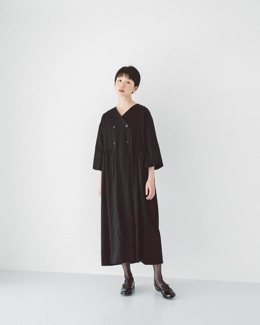 ナチュランさんのインスタグラム写真 - (ナチュランInstagram)「【 Cassure / &yarn 】 控え目な華やかさが魅力 「夏のよそゆき服」 ﻿ ﻿ 女性を美しくみせてくれる要素を贅沢につめこんだ、華やかできちんとした印象のお洋服が「Cassure」と「&yarn」から届きました。﻿ 夏にぴったりの肌離れがよく汗ばむ季節に最適な、おうちで洗えるコットンやリネン素材などで仕立てました。﻿ およばれスタイルから気軽な友人とのランチまで、いつもより少しおめかししたいときに着たい、おしゃれで好印象なよそゆき服5つの着こなしをご紹介いたします。﻿ ﻿ ﻿ -----------﻿ ■肩ボタンコットンリネンサロペット［WNY-2A44-1190-A］﻿ ■タイ付きピンドットブラウス［DRR-2A40-4502-A］﻿ 夏にぴったりのほどよい厚みの、さらりとした肌触りのいいリネンコットンで仕立てたサロペット。レストランなどのお食事にはもちろん、学校行事などきちんとしたシーンでもセットアップ感覚で着られます。﻿ インナーに小さなドット柄ブラウスを合わせて可愛らしさをプラス。﻿ ﻿ ﻿ -----------﻿ ■ダブルボタン コットンサテンタックワンピース［DRR-2A44-0891-A］﻿ 胸元の4つのダブルボタンがアクセントの大人っぽく落ち着きのあるブラックのワンピース。風を通す涼し気な広い袖口は、花びらのように重ねたフレアーカフスが女性らしい印象に｡どの角度も素敵に見えるようデザインされたこだわりの1枚です。﻿ ﻿ ﻿ -----------﻿ ■製品洗いフロントタックワンピース［WNY-2A42-1918-B］﻿ 大粒パールのネックレスとも相性の良い、すっきりとしたネックラインのワンピース。前身頃にたっぷりとタックをほどこし、後ろはゆとりのあるストンとしたシンプルなIラインシルエットが洗練された佇まいに。フォーマルはもちろんちょっとしたおよばれシーンにも気軽に着られます。﻿ ﻿ ﻿ -----------﻿ ■コットンサテン袖絞りギャザーブラウス［GWS-1A40-0004-A］﻿ ■コットンサテンギャザースカート［GWS-1A40-0005-A］﻿ 袖口や襟・肩のギャザーが際立つ、薄手のコットンサテンを使用したブラウスとスカート。ツヤとハリのある生地なのできれいめな印象に。合わせる洋服を選ばないシンプルなデザインのアイテムは、上下で着るときちんとした印象に、別々であわせれば毎日の着こなしに馴染みます。﻿ ﻿ ﻿ -----------﻿ ■フリル袖 Aラインワンピース［DRR-1A40-0007-A］﻿ 袖の配色と切替が目を引く、ほどよい光沢があるコットン素材のワンピース。美しいフレアスリーブが引き立つよう、身頃はシンプルにデザイン。アームホールはゆったりさせ、肩幅は華奢にすっきり見えるようこだわったメリハリのあるワンピースです。﻿ ﻿ ﻿ ﻿ ﻿ ------------------------------﻿ ▶️お買いものは写真内のタグをタップしてくださいね。またはプロフィールからもナチュランへリンクしています。→@natulan_official﻿ ﻿ ▶️写真内のタグは、販売中でも消えている場合がございます。ぜひ、ナチュランの検索窓から、注文番号又は商品名を、検索してみてくださいね。﻿ ﻿ ▶️プロフィール画面では、季節のおすすめ商品や、再入荷情報をご紹介しています。ぜひ、ご覧くださいませ。→@natulan_official﻿ ﻿ ----------- #lifewear #fashion #今日のコーデ #コーディネート #ファッション #ナチュラル #ナチュラン #natulan #日々の暮らし #暮らしを楽しむ #シンプルライフ #シンプルコーデ #大人女子 #大人コーデ #ナチュラルコーデ #ワンピース #フォーマルワンピース #セットアップ #セットアップ風 #フォーマル #フォーマルコーデ #おめかし #およばれ #およばれコーデ #おめかしコーデ #andyarn #アンドヤーン #Cassure #カシュール #natulan_official」6月18日 20時09分 - natulan_official