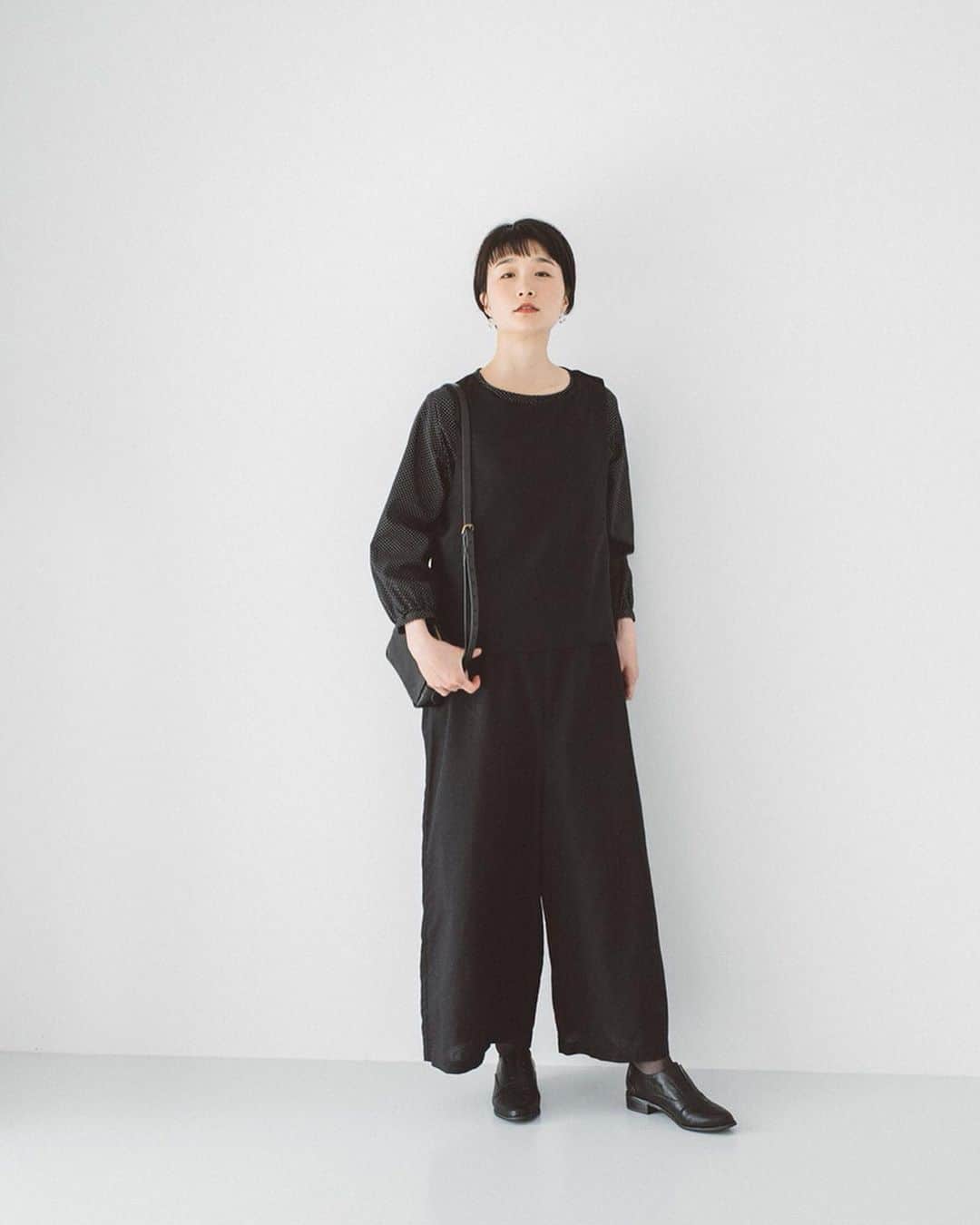 ナチュランさんのインスタグラム写真 - (ナチュランInstagram)「【 Cassure / &yarn 】 控え目な華やかさが魅力 「夏のよそゆき服」 ﻿ ﻿ 女性を美しくみせてくれる要素を贅沢につめこんだ、華やかできちんとした印象のお洋服が「Cassure」と「&yarn」から届きました。﻿ 夏にぴったりの肌離れがよく汗ばむ季節に最適な、おうちで洗えるコットンやリネン素材などで仕立てました。﻿ およばれスタイルから気軽な友人とのランチまで、いつもより少しおめかししたいときに着たい、おしゃれで好印象なよそゆき服5つの着こなしをご紹介いたします。﻿ ﻿ ﻿ -----------﻿ ■肩ボタンコットンリネンサロペット［WNY-2A44-1190-A］﻿ ■タイ付きピンドットブラウス［DRR-2A40-4502-A］﻿ 夏にぴったりのほどよい厚みの、さらりとした肌触りのいいリネンコットンで仕立てたサロペット。レストランなどのお食事にはもちろん、学校行事などきちんとしたシーンでもセットアップ感覚で着られます。﻿ インナーに小さなドット柄ブラウスを合わせて可愛らしさをプラス。﻿ ﻿ ﻿ -----------﻿ ■ダブルボタン コットンサテンタックワンピース［DRR-2A44-0891-A］﻿ 胸元の4つのダブルボタンがアクセントの大人っぽく落ち着きのあるブラックのワンピース。風を通す涼し気な広い袖口は、花びらのように重ねたフレアーカフスが女性らしい印象に｡どの角度も素敵に見えるようデザインされたこだわりの1枚です。﻿ ﻿ ﻿ -----------﻿ ■製品洗いフロントタックワンピース［WNY-2A42-1918-B］﻿ 大粒パールのネックレスとも相性の良い、すっきりとしたネックラインのワンピース。前身頃にたっぷりとタックをほどこし、後ろはゆとりのあるストンとしたシンプルなIラインシルエットが洗練された佇まいに。フォーマルはもちろんちょっとしたおよばれシーンにも気軽に着られます。﻿ ﻿ ﻿ -----------﻿ ■コットンサテン袖絞りギャザーブラウス［GWS-1A40-0004-A］﻿ ■コットンサテンギャザースカート［GWS-1A40-0005-A］﻿ 袖口や襟・肩のギャザーが際立つ、薄手のコットンサテンを使用したブラウスとスカート。ツヤとハリのある生地なのできれいめな印象に。合わせる洋服を選ばないシンプルなデザインのアイテムは、上下で着るときちんとした印象に、別々であわせれば毎日の着こなしに馴染みます。﻿ ﻿ ﻿ -----------﻿ ■フリル袖 Aラインワンピース［DRR-1A40-0007-A］﻿ 袖の配色と切替が目を引く、ほどよい光沢があるコットン素材のワンピース。美しいフレアスリーブが引き立つよう、身頃はシンプルにデザイン。アームホールはゆったりさせ、肩幅は華奢にすっきり見えるようこだわったメリハリのあるワンピースです。﻿ ﻿ ﻿ ﻿ ﻿ ------------------------------﻿ ▶️お買いものは写真内のタグをタップしてくださいね。またはプロフィールからもナチュランへリンクしています。→@natulan_official﻿ ﻿ ▶️写真内のタグは、販売中でも消えている場合がございます。ぜひ、ナチュランの検索窓から、注文番号又は商品名を、検索してみてくださいね。﻿ ﻿ ▶️プロフィール画面では、季節のおすすめ商品や、再入荷情報をご紹介しています。ぜひ、ご覧くださいませ。→@natulan_official﻿ ﻿ ----------- #lifewear #fashion #今日のコーデ #コーディネート #ファッション #ナチュラル #ナチュラン #natulan #日々の暮らし #暮らしを楽しむ #シンプルライフ #シンプルコーデ #大人女子 #大人コーデ #ナチュラルコーデ #ワンピース #フォーマルワンピース #セットアップ #セットアップ風 #フォーマル #フォーマルコーデ #おめかし #およばれ #およばれコーデ #おめかしコーデ #andyarn #アンドヤーン #Cassure #カシュール #natulan_official」6月18日 20時09分 - natulan_official