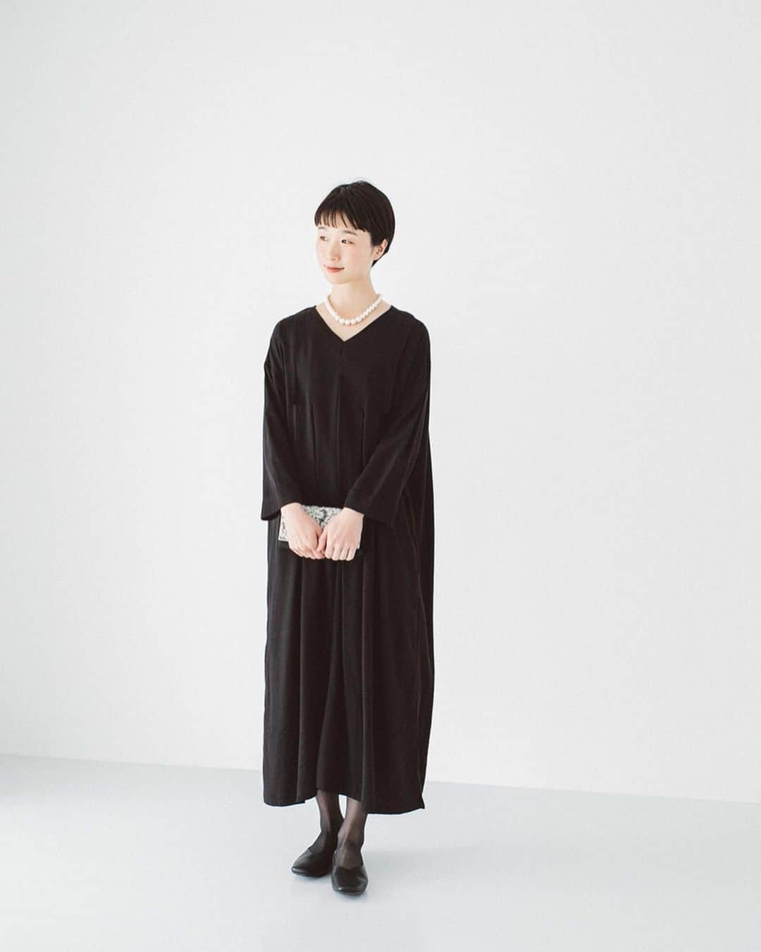 ナチュランさんのインスタグラム写真 - (ナチュランInstagram)「【 Cassure / &yarn 】 控え目な華やかさが魅力 「夏のよそゆき服」 ﻿ ﻿ 女性を美しくみせてくれる要素を贅沢につめこんだ、華やかできちんとした印象のお洋服が「Cassure」と「&yarn」から届きました。﻿ 夏にぴったりの肌離れがよく汗ばむ季節に最適な、おうちで洗えるコットンやリネン素材などで仕立てました。﻿ およばれスタイルから気軽な友人とのランチまで、いつもより少しおめかししたいときに着たい、おしゃれで好印象なよそゆき服5つの着こなしをご紹介いたします。﻿ ﻿ ﻿ -----------﻿ ■肩ボタンコットンリネンサロペット［WNY-2A44-1190-A］﻿ ■タイ付きピンドットブラウス［DRR-2A40-4502-A］﻿ 夏にぴったりのほどよい厚みの、さらりとした肌触りのいいリネンコットンで仕立てたサロペット。レストランなどのお食事にはもちろん、学校行事などきちんとしたシーンでもセットアップ感覚で着られます。﻿ インナーに小さなドット柄ブラウスを合わせて可愛らしさをプラス。﻿ ﻿ ﻿ -----------﻿ ■ダブルボタン コットンサテンタックワンピース［DRR-2A44-0891-A］﻿ 胸元の4つのダブルボタンがアクセントの大人っぽく落ち着きのあるブラックのワンピース。風を通す涼し気な広い袖口は、花びらのように重ねたフレアーカフスが女性らしい印象に｡どの角度も素敵に見えるようデザインされたこだわりの1枚です。﻿ ﻿ ﻿ -----------﻿ ■製品洗いフロントタックワンピース［WNY-2A42-1918-B］﻿ 大粒パールのネックレスとも相性の良い、すっきりとしたネックラインのワンピース。前身頃にたっぷりとタックをほどこし、後ろはゆとりのあるストンとしたシンプルなIラインシルエットが洗練された佇まいに。フォーマルはもちろんちょっとしたおよばれシーンにも気軽に着られます。﻿ ﻿ ﻿ -----------﻿ ■コットンサテン袖絞りギャザーブラウス［GWS-1A40-0004-A］﻿ ■コットンサテンギャザースカート［GWS-1A40-0005-A］﻿ 袖口や襟・肩のギャザーが際立つ、薄手のコットンサテンを使用したブラウスとスカート。ツヤとハリのある生地なのできれいめな印象に。合わせる洋服を選ばないシンプルなデザインのアイテムは、上下で着るときちんとした印象に、別々であわせれば毎日の着こなしに馴染みます。﻿ ﻿ ﻿ -----------﻿ ■フリル袖 Aラインワンピース［DRR-1A40-0007-A］﻿ 袖の配色と切替が目を引く、ほどよい光沢があるコットン素材のワンピース。美しいフレアスリーブが引き立つよう、身頃はシンプルにデザイン。アームホールはゆったりさせ、肩幅は華奢にすっきり見えるようこだわったメリハリのあるワンピースです。﻿ ﻿ ﻿ ﻿ ﻿ ------------------------------﻿ ▶️お買いものは写真内のタグをタップしてくださいね。またはプロフィールからもナチュランへリンクしています。→@natulan_official﻿ ﻿ ▶️写真内のタグは、販売中でも消えている場合がございます。ぜひ、ナチュランの検索窓から、注文番号又は商品名を、検索してみてくださいね。﻿ ﻿ ▶️プロフィール画面では、季節のおすすめ商品や、再入荷情報をご紹介しています。ぜひ、ご覧くださいませ。→@natulan_official﻿ ﻿ ----------- #lifewear #fashion #今日のコーデ #コーディネート #ファッション #ナチュラル #ナチュラン #natulan #日々の暮らし #暮らしを楽しむ #シンプルライフ #シンプルコーデ #大人女子 #大人コーデ #ナチュラルコーデ #ワンピース #フォーマルワンピース #セットアップ #セットアップ風 #フォーマル #フォーマルコーデ #おめかし #およばれ #およばれコーデ #おめかしコーデ #andyarn #アンドヤーン #Cassure #カシュール #natulan_official」6月18日 20時09分 - natulan_official