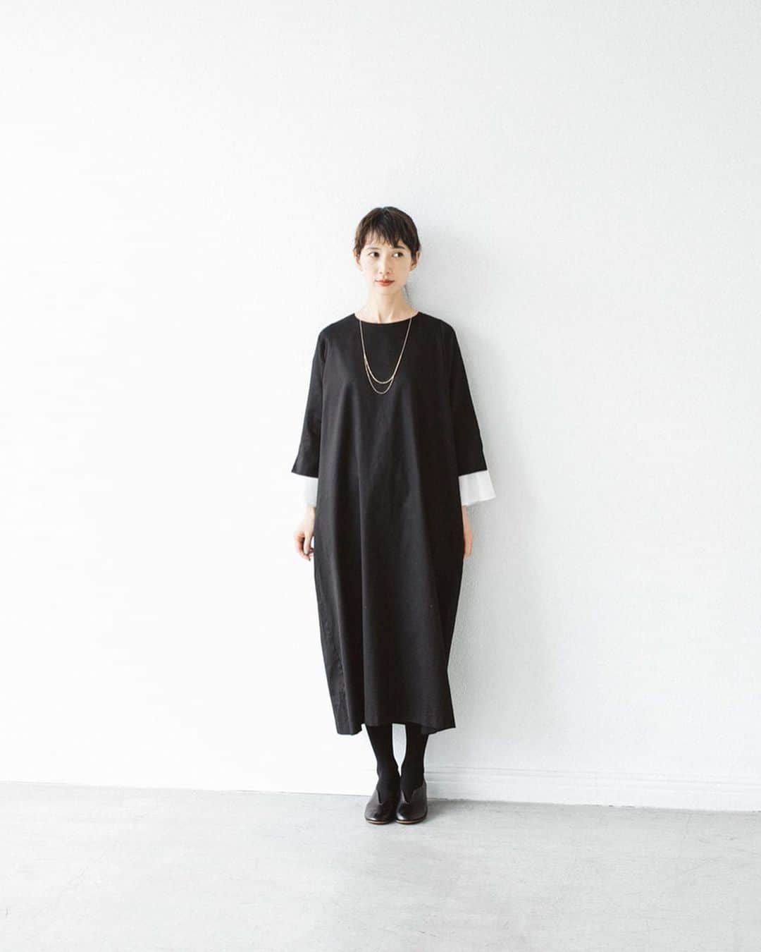 ナチュランさんのインスタグラム写真 - (ナチュランInstagram)「【 Cassure / &yarn 】 控え目な華やかさが魅力 「夏のよそゆき服」 ﻿ ﻿ 女性を美しくみせてくれる要素を贅沢につめこんだ、華やかできちんとした印象のお洋服が「Cassure」と「&yarn」から届きました。﻿ 夏にぴったりの肌離れがよく汗ばむ季節に最適な、おうちで洗えるコットンやリネン素材などで仕立てました。﻿ およばれスタイルから気軽な友人とのランチまで、いつもより少しおめかししたいときに着たい、おしゃれで好印象なよそゆき服5つの着こなしをご紹介いたします。﻿ ﻿ ﻿ -----------﻿ ■肩ボタンコットンリネンサロペット［WNY-2A44-1190-A］﻿ ■タイ付きピンドットブラウス［DRR-2A40-4502-A］﻿ 夏にぴったりのほどよい厚みの、さらりとした肌触りのいいリネンコットンで仕立てたサロペット。レストランなどのお食事にはもちろん、学校行事などきちんとしたシーンでもセットアップ感覚で着られます。﻿ インナーに小さなドット柄ブラウスを合わせて可愛らしさをプラス。﻿ ﻿ ﻿ -----------﻿ ■ダブルボタン コットンサテンタックワンピース［DRR-2A44-0891-A］﻿ 胸元の4つのダブルボタンがアクセントの大人っぽく落ち着きのあるブラックのワンピース。風を通す涼し気な広い袖口は、花びらのように重ねたフレアーカフスが女性らしい印象に｡どの角度も素敵に見えるようデザインされたこだわりの1枚です。﻿ ﻿ ﻿ -----------﻿ ■製品洗いフロントタックワンピース［WNY-2A42-1918-B］﻿ 大粒パールのネックレスとも相性の良い、すっきりとしたネックラインのワンピース。前身頃にたっぷりとタックをほどこし、後ろはゆとりのあるストンとしたシンプルなIラインシルエットが洗練された佇まいに。フォーマルはもちろんちょっとしたおよばれシーンにも気軽に着られます。﻿ ﻿ ﻿ -----------﻿ ■コットンサテン袖絞りギャザーブラウス［GWS-1A40-0004-A］﻿ ■コットンサテンギャザースカート［GWS-1A40-0005-A］﻿ 袖口や襟・肩のギャザーが際立つ、薄手のコットンサテンを使用したブラウスとスカート。ツヤとハリのある生地なのできれいめな印象に。合わせる洋服を選ばないシンプルなデザインのアイテムは、上下で着るときちんとした印象に、別々であわせれば毎日の着こなしに馴染みます。﻿ ﻿ ﻿ -----------﻿ ■フリル袖 Aラインワンピース［DRR-1A40-0007-A］﻿ 袖の配色と切替が目を引く、ほどよい光沢があるコットン素材のワンピース。美しいフレアスリーブが引き立つよう、身頃はシンプルにデザイン。アームホールはゆったりさせ、肩幅は華奢にすっきり見えるようこだわったメリハリのあるワンピースです。﻿ ﻿ ﻿ ﻿ ﻿ ------------------------------﻿ ▶️お買いものは写真内のタグをタップしてくださいね。またはプロフィールからもナチュランへリンクしています。→@natulan_official﻿ ﻿ ▶️写真内のタグは、販売中でも消えている場合がございます。ぜひ、ナチュランの検索窓から、注文番号又は商品名を、検索してみてくださいね。﻿ ﻿ ▶️プロフィール画面では、季節のおすすめ商品や、再入荷情報をご紹介しています。ぜひ、ご覧くださいませ。→@natulan_official﻿ ﻿ ----------- #lifewear #fashion #今日のコーデ #コーディネート #ファッション #ナチュラル #ナチュラン #natulan #日々の暮らし #暮らしを楽しむ #シンプルライフ #シンプルコーデ #大人女子 #大人コーデ #ナチュラルコーデ #ワンピース #フォーマルワンピース #セットアップ #セットアップ風 #フォーマル #フォーマルコーデ #おめかし #およばれ #およばれコーデ #おめかしコーデ #andyarn #アンドヤーン #Cassure #カシュール #natulan_official」6月18日 20時09分 - natulan_official