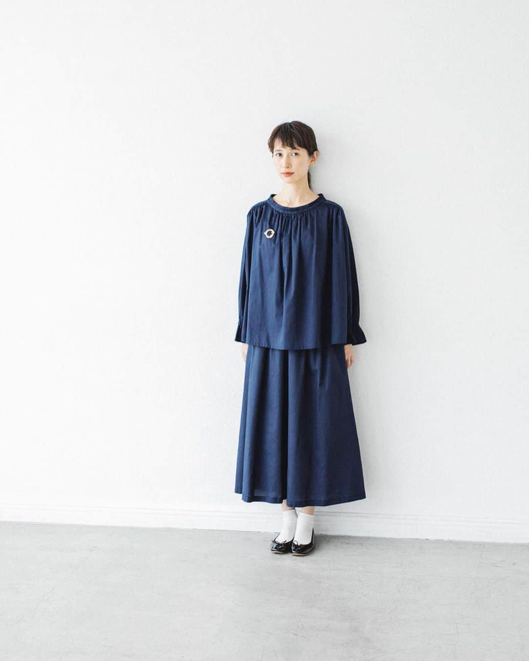 ナチュランさんのインスタグラム写真 - (ナチュランInstagram)「【 Cassure / &yarn 】 控え目な華やかさが魅力 「夏のよそゆき服」 ﻿ ﻿ 女性を美しくみせてくれる要素を贅沢につめこんだ、華やかできちんとした印象のお洋服が「Cassure」と「&yarn」から届きました。﻿ 夏にぴったりの肌離れがよく汗ばむ季節に最適な、おうちで洗えるコットンやリネン素材などで仕立てました。﻿ およばれスタイルから気軽な友人とのランチまで、いつもより少しおめかししたいときに着たい、おしゃれで好印象なよそゆき服5つの着こなしをご紹介いたします。﻿ ﻿ ﻿ -----------﻿ ■肩ボタンコットンリネンサロペット［WNY-2A44-1190-A］﻿ ■タイ付きピンドットブラウス［DRR-2A40-4502-A］﻿ 夏にぴったりのほどよい厚みの、さらりとした肌触りのいいリネンコットンで仕立てたサロペット。レストランなどのお食事にはもちろん、学校行事などきちんとしたシーンでもセットアップ感覚で着られます。﻿ インナーに小さなドット柄ブラウスを合わせて可愛らしさをプラス。﻿ ﻿ ﻿ -----------﻿ ■ダブルボタン コットンサテンタックワンピース［DRR-2A44-0891-A］﻿ 胸元の4つのダブルボタンがアクセントの大人っぽく落ち着きのあるブラックのワンピース。風を通す涼し気な広い袖口は、花びらのように重ねたフレアーカフスが女性らしい印象に｡どの角度も素敵に見えるようデザインされたこだわりの1枚です。﻿ ﻿ ﻿ -----------﻿ ■製品洗いフロントタックワンピース［WNY-2A42-1918-B］﻿ 大粒パールのネックレスとも相性の良い、すっきりとしたネックラインのワンピース。前身頃にたっぷりとタックをほどこし、後ろはゆとりのあるストンとしたシンプルなIラインシルエットが洗練された佇まいに。フォーマルはもちろんちょっとしたおよばれシーンにも気軽に着られます。﻿ ﻿ ﻿ -----------﻿ ■コットンサテン袖絞りギャザーブラウス［GWS-1A40-0004-A］﻿ ■コットンサテンギャザースカート［GWS-1A40-0005-A］﻿ 袖口や襟・肩のギャザーが際立つ、薄手のコットンサテンを使用したブラウスとスカート。ツヤとハリのある生地なのできれいめな印象に。合わせる洋服を選ばないシンプルなデザインのアイテムは、上下で着るときちんとした印象に、別々であわせれば毎日の着こなしに馴染みます。﻿ ﻿ ﻿ -----------﻿ ■フリル袖 Aラインワンピース［DRR-1A40-0007-A］﻿ 袖の配色と切替が目を引く、ほどよい光沢があるコットン素材のワンピース。美しいフレアスリーブが引き立つよう、身頃はシンプルにデザイン。アームホールはゆったりさせ、肩幅は華奢にすっきり見えるようこだわったメリハリのあるワンピースです。﻿ ﻿ ﻿ ﻿ ﻿ ------------------------------﻿ ▶️お買いものは写真内のタグをタップしてくださいね。またはプロフィールからもナチュランへリンクしています。→@natulan_official﻿ ﻿ ▶️写真内のタグは、販売中でも消えている場合がございます。ぜひ、ナチュランの検索窓から、注文番号又は商品名を、検索してみてくださいね。﻿ ﻿ ▶️プロフィール画面では、季節のおすすめ商品や、再入荷情報をご紹介しています。ぜひ、ご覧くださいませ。→@natulan_official﻿ ﻿ ----------- #lifewear #fashion #今日のコーデ #コーディネート #ファッション #ナチュラル #ナチュラン #natulan #日々の暮らし #暮らしを楽しむ #シンプルライフ #シンプルコーデ #大人女子 #大人コーデ #ナチュラルコーデ #ワンピース #フォーマルワンピース #セットアップ #セットアップ風 #フォーマル #フォーマルコーデ #おめかし #およばれ #およばれコーデ #おめかしコーデ #andyarn #アンドヤーン #Cassure #カシュール #natulan_official」6月18日 20時09分 - natulan_official