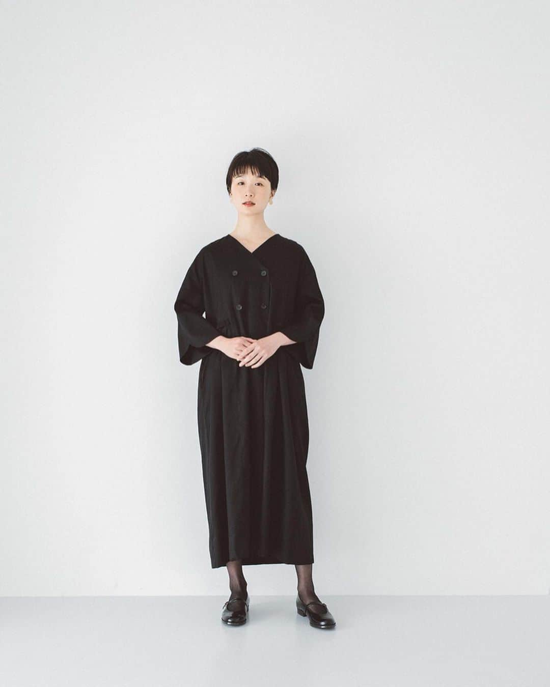 ナチュランさんのインスタグラム写真 - (ナチュランInstagram)「【 Cassure / &yarn 】 控え目な華やかさが魅力 「夏のよそゆき服」 ﻿ ﻿ 女性を美しくみせてくれる要素を贅沢につめこんだ、華やかできちんとした印象のお洋服が「Cassure」と「&yarn」から届きました。﻿ 夏にぴったりの肌離れがよく汗ばむ季節に最適な、おうちで洗えるコットンやリネン素材などで仕立てました。﻿ およばれスタイルから気軽な友人とのランチまで、いつもより少しおめかししたいときに着たい、おしゃれで好印象なよそゆき服5つの着こなしをご紹介いたします。﻿ ﻿ ﻿ -----------﻿ ■肩ボタンコットンリネンサロペット［WNY-2A44-1190-A］﻿ ■タイ付きピンドットブラウス［DRR-2A40-4502-A］﻿ 夏にぴったりのほどよい厚みの、さらりとした肌触りのいいリネンコットンで仕立てたサロペット。レストランなどのお食事にはもちろん、学校行事などきちんとしたシーンでもセットアップ感覚で着られます。﻿ インナーに小さなドット柄ブラウスを合わせて可愛らしさをプラス。﻿ ﻿ ﻿ -----------﻿ ■ダブルボタン コットンサテンタックワンピース［DRR-2A44-0891-A］﻿ 胸元の4つのダブルボタンがアクセントの大人っぽく落ち着きのあるブラックのワンピース。風を通す涼し気な広い袖口は、花びらのように重ねたフレアーカフスが女性らしい印象に｡どの角度も素敵に見えるようデザインされたこだわりの1枚です。﻿ ﻿ ﻿ -----------﻿ ■製品洗いフロントタックワンピース［WNY-2A42-1918-B］﻿ 大粒パールのネックレスとも相性の良い、すっきりとしたネックラインのワンピース。前身頃にたっぷりとタックをほどこし、後ろはゆとりのあるストンとしたシンプルなIラインシルエットが洗練された佇まいに。フォーマルはもちろんちょっとしたおよばれシーンにも気軽に着られます。﻿ ﻿ ﻿ -----------﻿ ■コットンサテン袖絞りギャザーブラウス［GWS-1A40-0004-A］﻿ ■コットンサテンギャザースカート［GWS-1A40-0005-A］﻿ 袖口や襟・肩のギャザーが際立つ、薄手のコットンサテンを使用したブラウスとスカート。ツヤとハリのある生地なのできれいめな印象に。合わせる洋服を選ばないシンプルなデザインのアイテムは、上下で着るときちんとした印象に、別々であわせれば毎日の着こなしに馴染みます。﻿ ﻿ ﻿ -----------﻿ ■フリル袖 Aラインワンピース［DRR-1A40-0007-A］﻿ 袖の配色と切替が目を引く、ほどよい光沢があるコットン素材のワンピース。美しいフレアスリーブが引き立つよう、身頃はシンプルにデザイン。アームホールはゆったりさせ、肩幅は華奢にすっきり見えるようこだわったメリハリのあるワンピースです。﻿ ﻿ ﻿ ﻿ ﻿ ------------------------------﻿ ▶️お買いものは写真内のタグをタップしてくださいね。またはプロフィールからもナチュランへリンクしています。→@natulan_official﻿ ﻿ ▶️写真内のタグは、販売中でも消えている場合がございます。ぜひ、ナチュランの検索窓から、注文番号又は商品名を、検索してみてくださいね。﻿ ﻿ ▶️プロフィール画面では、季節のおすすめ商品や、再入荷情報をご紹介しています。ぜひ、ご覧くださいませ。→@natulan_official﻿ ﻿ ----------- #lifewear #fashion #今日のコーデ #コーディネート #ファッション #ナチュラル #ナチュラン #natulan #日々の暮らし #暮らしを楽しむ #シンプルライフ #シンプルコーデ #大人女子 #大人コーデ #ナチュラルコーデ #ワンピース #フォーマルワンピース #セットアップ #セットアップ風 #フォーマル #フォーマルコーデ #おめかし #およばれ #およばれコーデ #おめかしコーデ #andyarn #アンドヤーン #Cassure #カシュール #natulan_official」6月18日 20時09分 - natulan_official