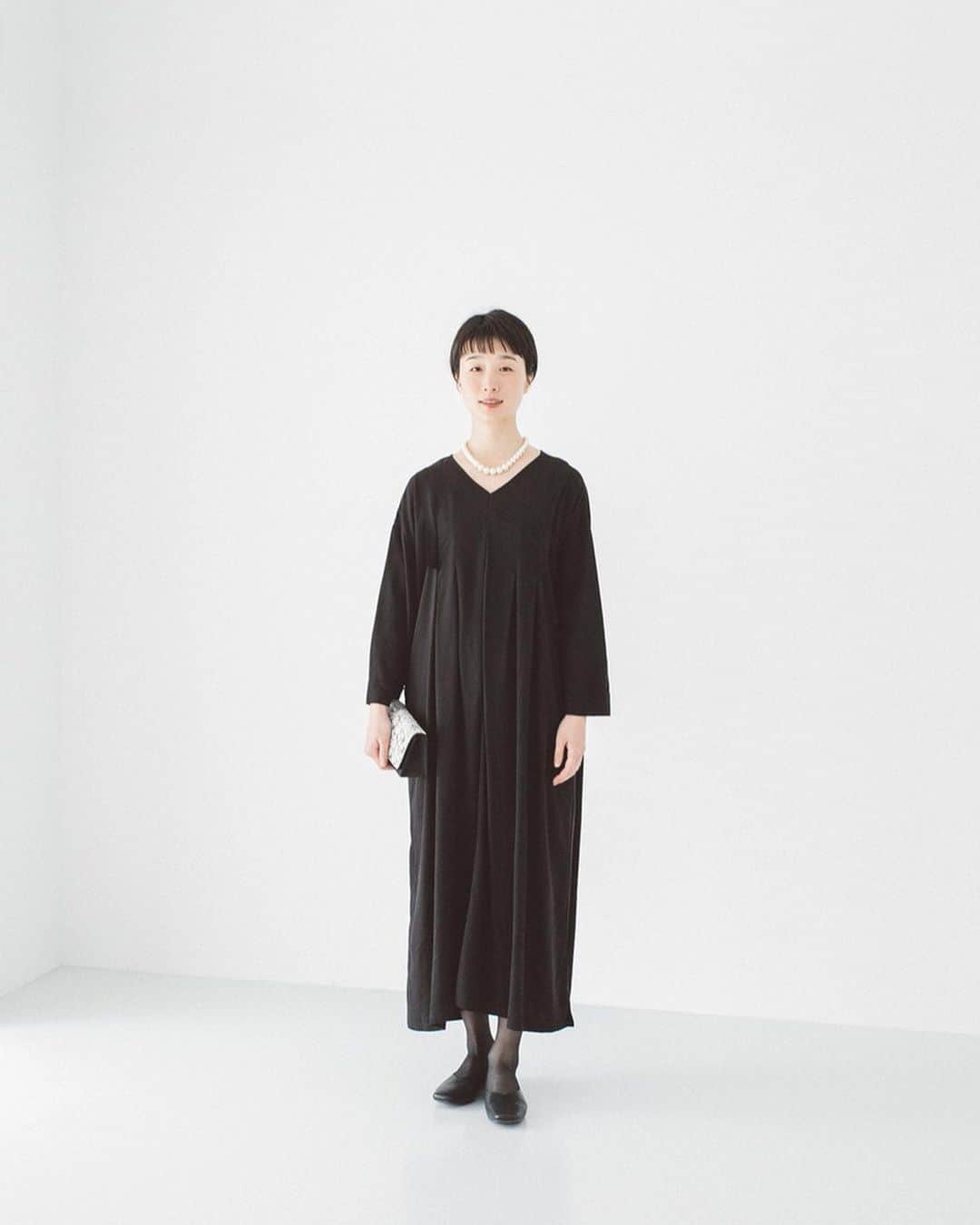 ナチュランさんのインスタグラム写真 - (ナチュランInstagram)「【 Cassure / &yarn 】 控え目な華やかさが魅力 「夏のよそゆき服」 ﻿ ﻿ 女性を美しくみせてくれる要素を贅沢につめこんだ、華やかできちんとした印象のお洋服が「Cassure」と「&yarn」から届きました。﻿ 夏にぴったりの肌離れがよく汗ばむ季節に最適な、おうちで洗えるコットンやリネン素材などで仕立てました。﻿ およばれスタイルから気軽な友人とのランチまで、いつもより少しおめかししたいときに着たい、おしゃれで好印象なよそゆき服5つの着こなしをご紹介いたします。﻿ ﻿ ﻿ -----------﻿ ■肩ボタンコットンリネンサロペット［WNY-2A44-1190-A］﻿ ■タイ付きピンドットブラウス［DRR-2A40-4502-A］﻿ 夏にぴったりのほどよい厚みの、さらりとした肌触りのいいリネンコットンで仕立てたサロペット。レストランなどのお食事にはもちろん、学校行事などきちんとしたシーンでもセットアップ感覚で着られます。﻿ インナーに小さなドット柄ブラウスを合わせて可愛らしさをプラス。﻿ ﻿ ﻿ -----------﻿ ■ダブルボタン コットンサテンタックワンピース［DRR-2A44-0891-A］﻿ 胸元の4つのダブルボタンがアクセントの大人っぽく落ち着きのあるブラックのワンピース。風を通す涼し気な広い袖口は、花びらのように重ねたフレアーカフスが女性らしい印象に｡どの角度も素敵に見えるようデザインされたこだわりの1枚です。﻿ ﻿ ﻿ -----------﻿ ■製品洗いフロントタックワンピース［WNY-2A42-1918-B］﻿ 大粒パールのネックレスとも相性の良い、すっきりとしたネックラインのワンピース。前身頃にたっぷりとタックをほどこし、後ろはゆとりのあるストンとしたシンプルなIラインシルエットが洗練された佇まいに。フォーマルはもちろんちょっとしたおよばれシーンにも気軽に着られます。﻿ ﻿ ﻿ -----------﻿ ■コットンサテン袖絞りギャザーブラウス［GWS-1A40-0004-A］﻿ ■コットンサテンギャザースカート［GWS-1A40-0005-A］﻿ 袖口や襟・肩のギャザーが際立つ、薄手のコットンサテンを使用したブラウスとスカート。ツヤとハリのある生地なのできれいめな印象に。合わせる洋服を選ばないシンプルなデザインのアイテムは、上下で着るときちんとした印象に、別々であわせれば毎日の着こなしに馴染みます。﻿ ﻿ ﻿ -----------﻿ ■フリル袖 Aラインワンピース［DRR-1A40-0007-A］﻿ 袖の配色と切替が目を引く、ほどよい光沢があるコットン素材のワンピース。美しいフレアスリーブが引き立つよう、身頃はシンプルにデザイン。アームホールはゆったりさせ、肩幅は華奢にすっきり見えるようこだわったメリハリのあるワンピースです。﻿ ﻿ ﻿ ﻿ ﻿ ------------------------------﻿ ▶️お買いものは写真内のタグをタップしてくださいね。またはプロフィールからもナチュランへリンクしています。→@natulan_official﻿ ﻿ ▶️写真内のタグは、販売中でも消えている場合がございます。ぜひ、ナチュランの検索窓から、注文番号又は商品名を、検索してみてくださいね。﻿ ﻿ ▶️プロフィール画面では、季節のおすすめ商品や、再入荷情報をご紹介しています。ぜひ、ご覧くださいませ。→@natulan_official﻿ ﻿ ----------- #lifewear #fashion #今日のコーデ #コーディネート #ファッション #ナチュラル #ナチュラン #natulan #日々の暮らし #暮らしを楽しむ #シンプルライフ #シンプルコーデ #大人女子 #大人コーデ #ナチュラルコーデ #ワンピース #フォーマルワンピース #セットアップ #セットアップ風 #フォーマル #フォーマルコーデ #おめかし #およばれ #およばれコーデ #おめかしコーデ #andyarn #アンドヤーン #Cassure #カシュール #natulan_official」6月18日 20時09分 - natulan_official