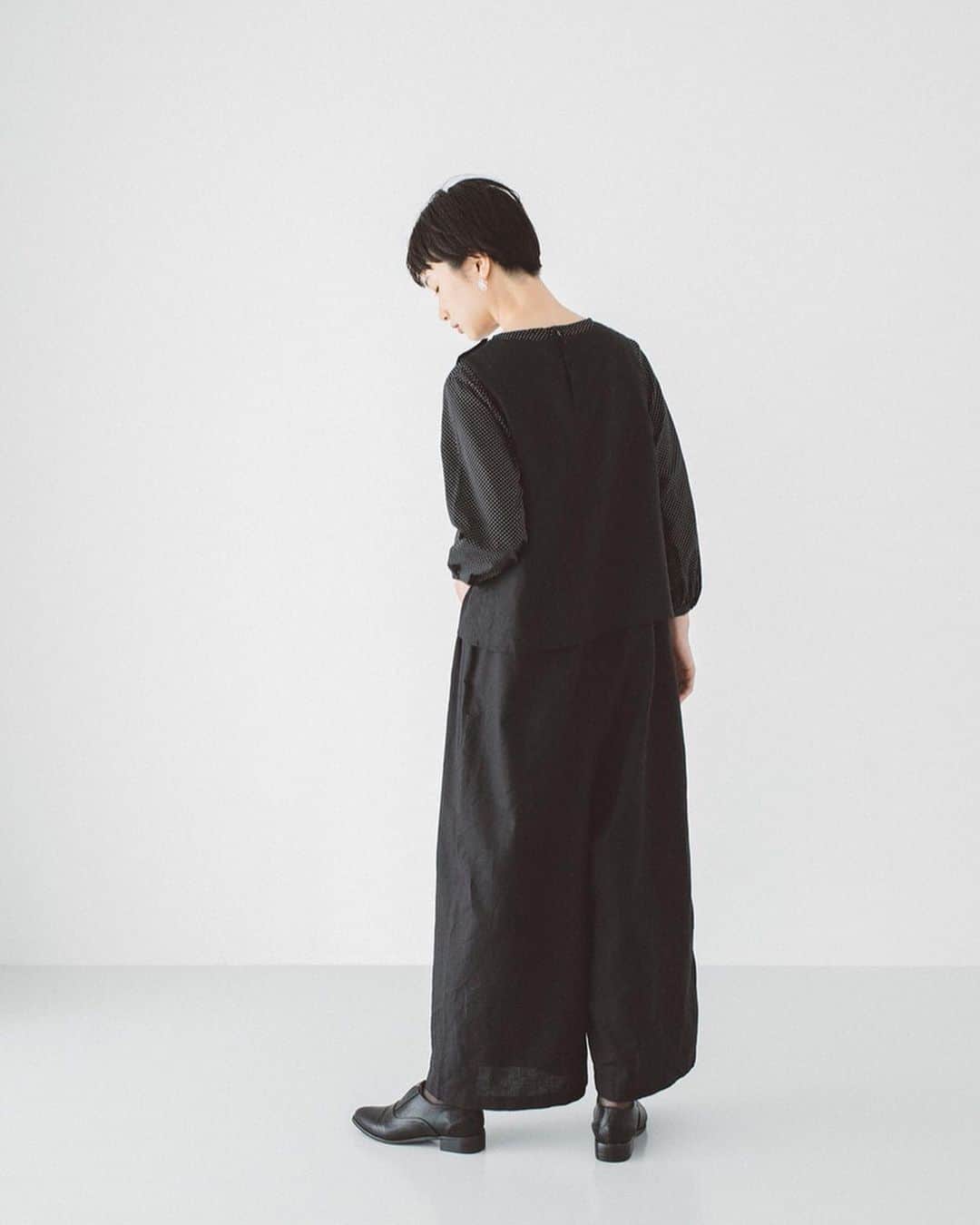 ナチュランさんのインスタグラム写真 - (ナチュランInstagram)「【 Cassure / &yarn 】 控え目な華やかさが魅力 「夏のよそゆき服」 ﻿ ﻿ 女性を美しくみせてくれる要素を贅沢につめこんだ、華やかできちんとした印象のお洋服が「Cassure」と「&yarn」から届きました。﻿ 夏にぴったりの肌離れがよく汗ばむ季節に最適な、おうちで洗えるコットンやリネン素材などで仕立てました。﻿ およばれスタイルから気軽な友人とのランチまで、いつもより少しおめかししたいときに着たい、おしゃれで好印象なよそゆき服5つの着こなしをご紹介いたします。﻿ ﻿ ﻿ -----------﻿ ■肩ボタンコットンリネンサロペット［WNY-2A44-1190-A］﻿ ■タイ付きピンドットブラウス［DRR-2A40-4502-A］﻿ 夏にぴったりのほどよい厚みの、さらりとした肌触りのいいリネンコットンで仕立てたサロペット。レストランなどのお食事にはもちろん、学校行事などきちんとしたシーンでもセットアップ感覚で着られます。﻿ インナーに小さなドット柄ブラウスを合わせて可愛らしさをプラス。﻿ ﻿ ﻿ -----------﻿ ■ダブルボタン コットンサテンタックワンピース［DRR-2A44-0891-A］﻿ 胸元の4つのダブルボタンがアクセントの大人っぽく落ち着きのあるブラックのワンピース。風を通す涼し気な広い袖口は、花びらのように重ねたフレアーカフスが女性らしい印象に｡どの角度も素敵に見えるようデザインされたこだわりの1枚です。﻿ ﻿ ﻿ -----------﻿ ■製品洗いフロントタックワンピース［WNY-2A42-1918-B］﻿ 大粒パールのネックレスとも相性の良い、すっきりとしたネックラインのワンピース。前身頃にたっぷりとタックをほどこし、後ろはゆとりのあるストンとしたシンプルなIラインシルエットが洗練された佇まいに。フォーマルはもちろんちょっとしたおよばれシーンにも気軽に着られます。﻿ ﻿ ﻿ -----------﻿ ■コットンサテン袖絞りギャザーブラウス［GWS-1A40-0004-A］﻿ ■コットンサテンギャザースカート［GWS-1A40-0005-A］﻿ 袖口や襟・肩のギャザーが際立つ、薄手のコットンサテンを使用したブラウスとスカート。ツヤとハリのある生地なのできれいめな印象に。合わせる洋服を選ばないシンプルなデザインのアイテムは、上下で着るときちんとした印象に、別々であわせれば毎日の着こなしに馴染みます。﻿ ﻿ ﻿ -----------﻿ ■フリル袖 Aラインワンピース［DRR-1A40-0007-A］﻿ 袖の配色と切替が目を引く、ほどよい光沢があるコットン素材のワンピース。美しいフレアスリーブが引き立つよう、身頃はシンプルにデザイン。アームホールはゆったりさせ、肩幅は華奢にすっきり見えるようこだわったメリハリのあるワンピースです。﻿ ﻿ ﻿ ﻿ ﻿ ------------------------------﻿ ▶️お買いものは写真内のタグをタップしてくださいね。またはプロフィールからもナチュランへリンクしています。→@natulan_official﻿ ﻿ ▶️写真内のタグは、販売中でも消えている場合がございます。ぜひ、ナチュランの検索窓から、注文番号又は商品名を、検索してみてくださいね。﻿ ﻿ ▶️プロフィール画面では、季節のおすすめ商品や、再入荷情報をご紹介しています。ぜひ、ご覧くださいませ。→@natulan_official﻿ ﻿ ----------- #lifewear #fashion #今日のコーデ #コーディネート #ファッション #ナチュラル #ナチュラン #natulan #日々の暮らし #暮らしを楽しむ #シンプルライフ #シンプルコーデ #大人女子 #大人コーデ #ナチュラルコーデ #ワンピース #フォーマルワンピース #セットアップ #セットアップ風 #フォーマル #フォーマルコーデ #おめかし #およばれ #およばれコーデ #おめかしコーデ #andyarn #アンドヤーン #Cassure #カシュール #natulan_official」6月18日 20時09分 - natulan_official