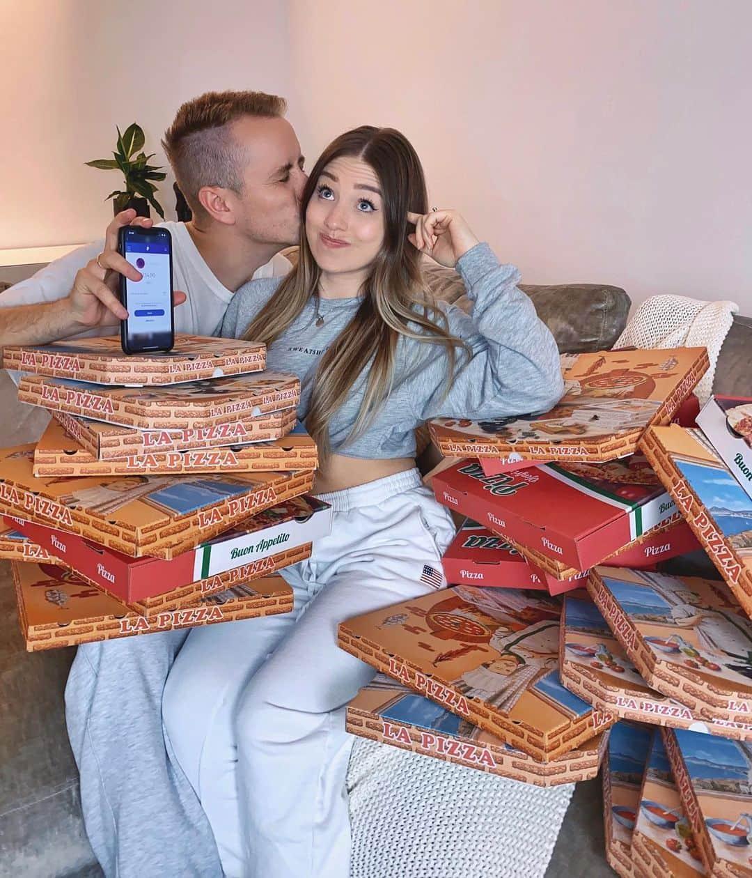 Bibiさんのインスタグラム写真 - (BibiInstagram)「Wenn du eindeutig zu viel Pizza auf Kosten deiner Freunde gegessen hast 🍕anzeige .. mit der Freunde und Familie Geld senden Funktion bei @paypalde kannst du alle Beträge ganz schnell und einfach an deine Freunde zurückgeben! P.S. an Lio: falls du das Posting später mal anschaust: Nein, wir haben keine Pizza auf der Couch gegessen 🙈🙈!!! #paypal #paypalit #kontaktloszahlen」6月18日 20時09分 - bibisbeautypalace