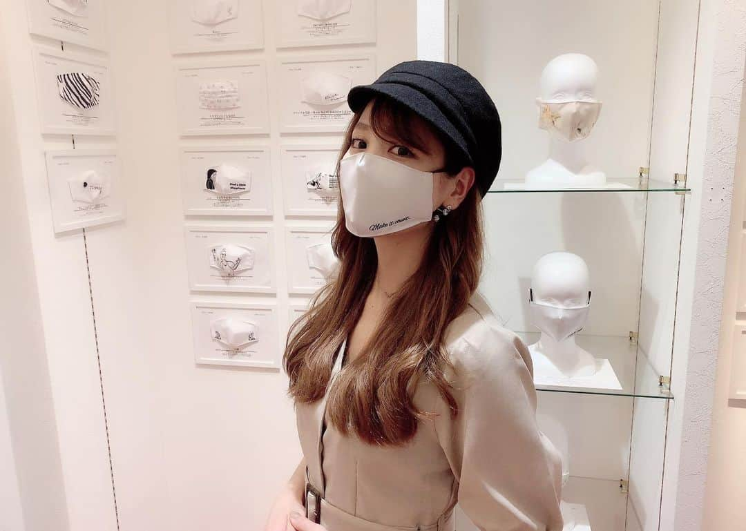 穐田和恵さんのインスタグラム写真 - (穐田和恵Instagram)「【MASK WEAR TOKYO】 PV出演＆マスクのデザインをさせて頂きました✨ 本日より渋谷109、新宿マルイ アネックス、オンラインにて販売開始❣️❣️ ． ． ■渋谷109 8F 6月18日(木)〜6月28日(日)：11:00-19:00 ． ■新宿OlOlアネックス 7F 6月18日(木)13:00-20:00 6月19日(金)〜6月24日(水)11:00-20:00 ． ． ⬇︎からも購入可能。 @mask.wear.tokyo ． 本日は取材day。 店頭に並んでるのを見て感動しました👏 ． ． 私のデザインはユニセックスで、ファッションに合わせやすくシンプルにしました。色は白に近いライトグレー。 ． 素材にシルクを使っていてお肌に優しく、つけ心地は涼しいとのお声が多数ありました。 ． 「Make it count.」 このご時世殆どの方が大変な想いをされていると思いますしどうなるか分からない未来に不安な中、ほんの少しでもオシャレにhappyに。 さりげなくおまじないの様な言葉に想いを込めました。 ． 是非getして下さいね🥰 ． ． ‪※この事業による利益の一部を「新型コロナウイルス感染症：拡大防止活動基金」に寄付させて頂きます。‬ ． ． #maskweartokyo #mask #マスク #ファッションマスク」6月18日 20時12分 - kazue.akita