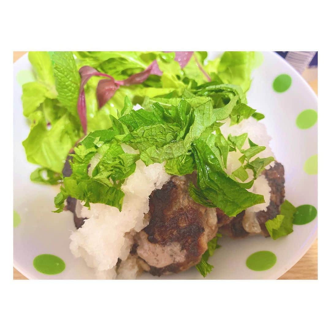 のインスタグラム：「頑張る宣言をしたので、作ってみたハンバーグ🍳全体的に緑になってしまいましたがこれは美味しくできました✨自分的に🍀笑  今日も1日お疲れ様でした🙇‍♀️💐 明日はプロ野球開幕に伴い、RNC news every.は1時間早い17:15〜です⚾️」
