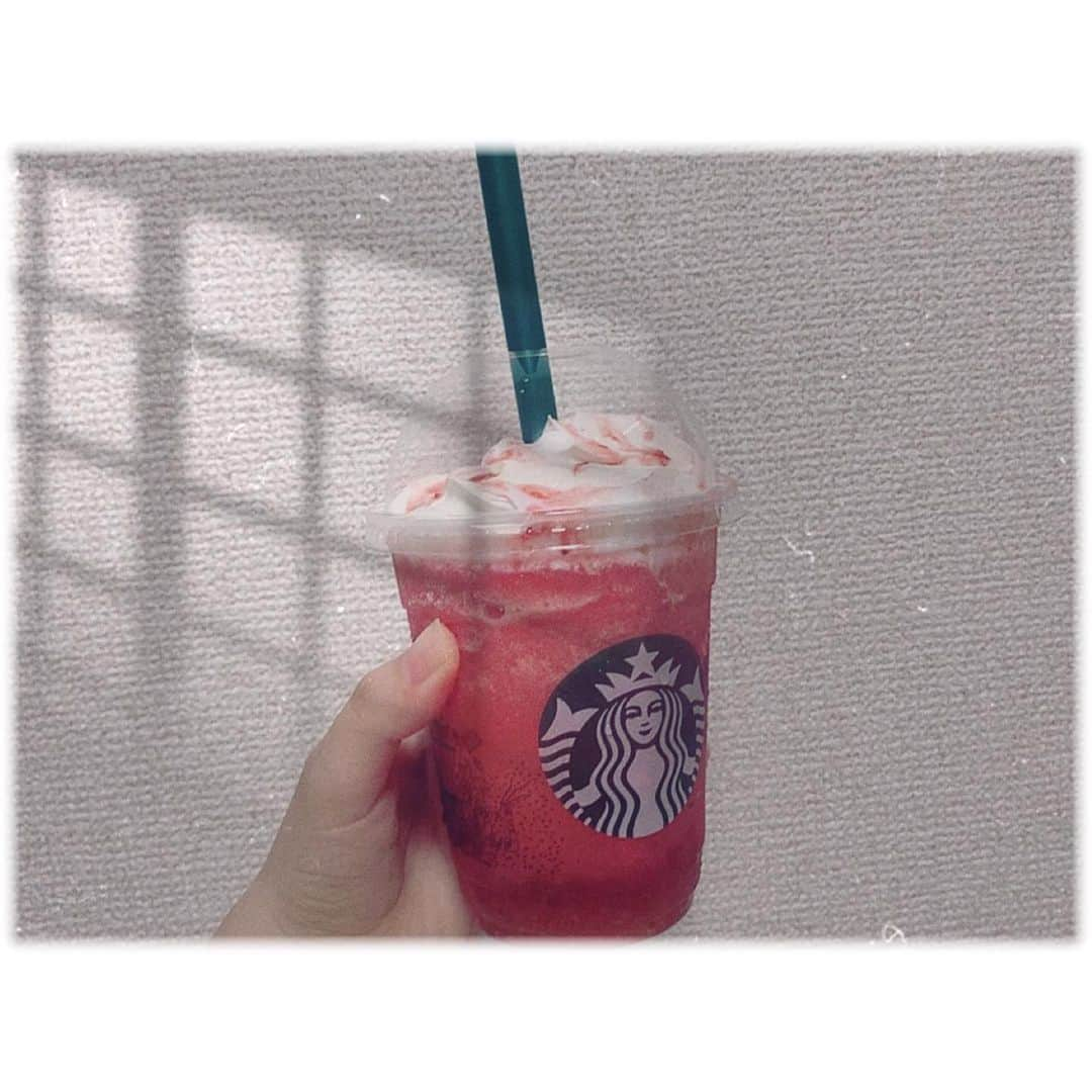 西満里奈のインスタグラム：「🍓 シュワっと . 歩いてるうちにホイップ崩れちゃった(◜ᴗ◝ ) . . . #シュワっとイチゴフラペチーノ」