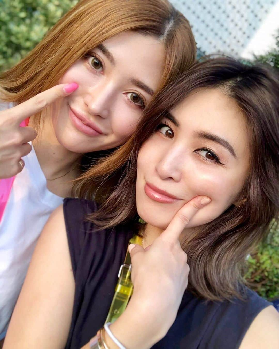 月本えりさんのインスタグラム写真 - (月本えりInstagram)「ちゃんみかといっぱい食べて幸せな日🥰 わたしはハーブしてつるつるなのにニキビできてるから隠してるポーズw グルテン抜きがんばる😭 #friend #chatime #happy #goodday #hatepimples #sunnyday #summer #nofilter #dusk #naturalbeauty」6月18日 20時13分 - eritsukimoto