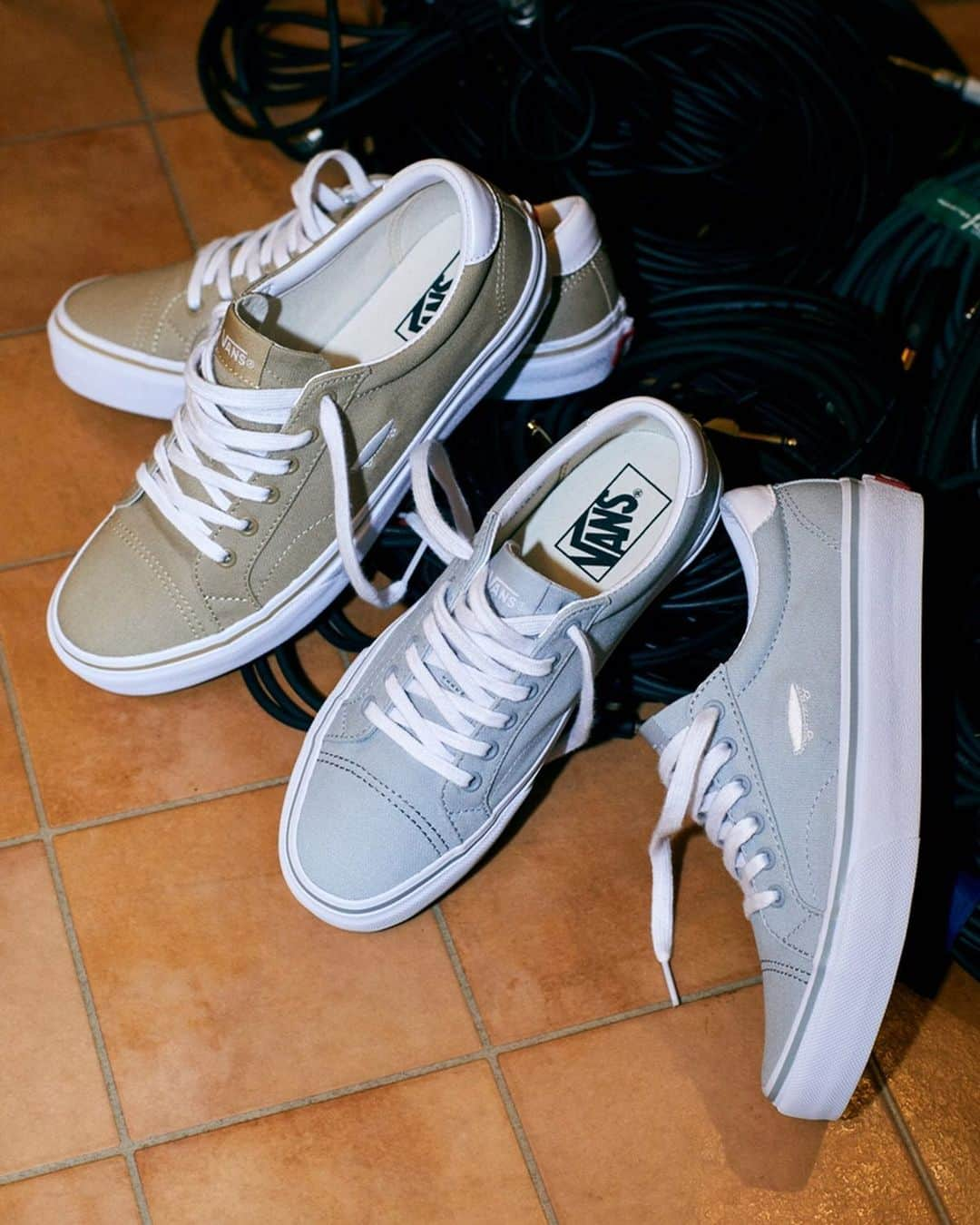 ABCマートさんのインスタグラム写真 - (ABCマートInstagram)「. <NEW IN>  VANS  V311 COURT ICON BEIGE  GRAY ¥5,000+tax  VANS定番の”COURT ICON”シリーズから新色のBEIGEとGRAYが登場。 シンプルなデザイン、カラーリングでどんなスタイルにもマッチする 今シーズンおすすめのモデルです。 . #abcmart#abcマート#vans#vansjapan#ヴァンズ#courticon#コートアイコン#beige#gray#vanslife」6月18日 20時25分 - abc_mart_japan