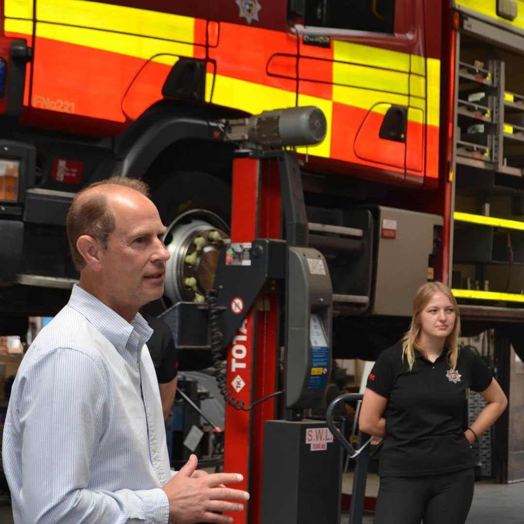 ロイヤル・ファミリーさんのインスタグラム写真 - (ロイヤル・ファミリーInstagram)「🦺 The Earl of Wessex yesterday met the Surrey Resilience Forum to thank local police, fire officers and council staff for their work leading the county’s response to the COVID-19 outbreak.  Local Resilience Forums are partnerships between councils and public services, which plan for and respond to states of emergency at a local level.  The Earl heard how the team has worked to protect the public, health services and the most vulnerable in communities. HRH also spoke to frontline responders at Reigate Fire Station, and helped log deliveries to the Forum’s warehouse.  Earlier in the week, The Earl also joined volunteers for a shift at Godalming Community Store to help sort their ‘Trolley Tuesday’ donations, and prepare meals from donated items.  At the foodbank, HRH saw first-hand how the store has been supporting its friends and neighbours over recent months and thanked everyone for the huge collective effort involved. 👏」6月18日 20時19分 - theroyalfamily