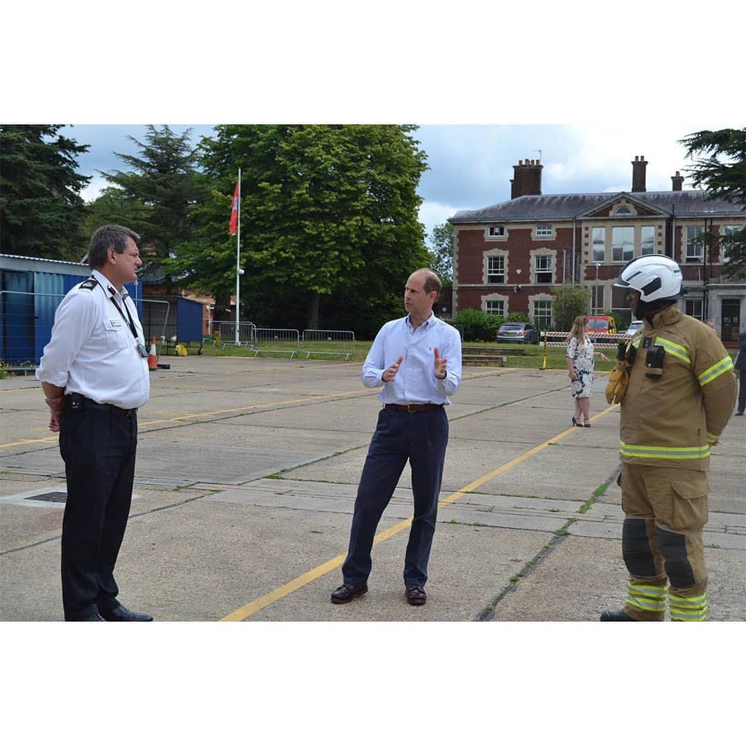 ロイヤル・ファミリーさんのインスタグラム写真 - (ロイヤル・ファミリーInstagram)「🦺 The Earl of Wessex yesterday met the Surrey Resilience Forum to thank local police, fire officers and council staff for their work leading the county’s response to the COVID-19 outbreak.  Local Resilience Forums are partnerships between councils and public services, which plan for and respond to states of emergency at a local level.  The Earl heard how the team has worked to protect the public, health services and the most vulnerable in communities. HRH also spoke to frontline responders at Reigate Fire Station, and helped log deliveries to the Forum’s warehouse.  Earlier in the week, The Earl also joined volunteers for a shift at Godalming Community Store to help sort their ‘Trolley Tuesday’ donations, and prepare meals from donated items.  At the foodbank, HRH saw first-hand how the store has been supporting its friends and neighbours over recent months and thanked everyone for the huge collective effort involved. 👏」6月18日 20時19分 - theroyalfamily