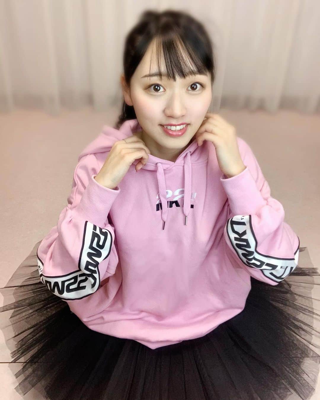 のインスタグラム：「今夜❤️23:56〜生放送📺毎日放送（MBS）『バズ★ナイトナマー！』放送圏外はTVerみてね！  ついに  本日の24:00ごろ  YouTube・Twitter・Instagramで 公開される動画が  私を大きく左右する  大事なあれです  めっちゃ  めっちゃ  あれです  いつもありがとうございますですが  またまた  よろしくお願い致します  放送もおたのしみに  そして  裏番組のMC  3回目してくる  うぇい  アキナさんにすがりつきバレリーナですが  できるだけがんばります  では  生放送でお会いしましょう  #バズナイトナマー#バズナマ #吉本自宅劇場#バレエ大好き  #吉本新喜劇#新喜劇#よしもと新喜劇#吉本坂46#吉本興業#MBS#毎日放送  #松浦景子#松浦景子バレエ #バレリーナ#バレエ#バレエダンサー#芸人 #バレエ芸人#バレリーナ芸人#22market」