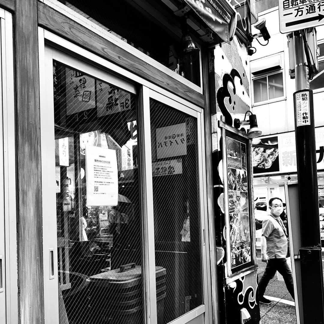 naotakeのインスタグラム：「視線 - Your eyes / iPhone XR & Snapseed, 20200619 . . ランチで入った店のこと。唐揚げ定食を頼んだら、ライスと唐揚げがおかわり自由だという。もう少し若かったら無限ループできたのに。 . . #spicollective #royalsnappingartists #infamous_family #rsa_main #infinity_photo_cult #2_fineart #jp_gallery_member #jp_gallery_bnw #trb_bnw #wp_bnw  #bnw_life #bnwlife_member #bnw_life_shots #bnw_captures #world_bnw #top_bnw #team_jp_ #team_jp_モノクロ #ig_energy_bw #ig_nihon #streetphotographybnw #igersjp #blackandwhite #bnw #bnwphoto #monochrome #bw #bnwphotography #ShotOniPhone #shotoniphonexr」