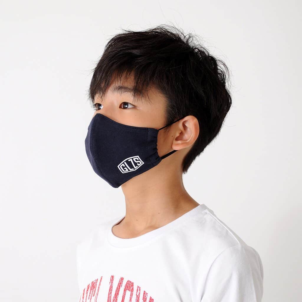 GLAZOSのインスタグラム：「. GLAZOS Summer original items . #GLAZOS の夏アイテム 冷感マスク、入荷しております◎ . オリジナルロゴ入りのシンプルな3色展開です。 接触冷感素材で、口元ひんやり . 792円（税込）です♪ . ぜひチェックしてみてください～ . #boy #kids #fashion #summer #小学生 #中学生 #wear #男の子 #ボーイズファッション #コーデ #プチプラ #mask #マスク #接触冷感 #cool #3cs #通学コーデ」