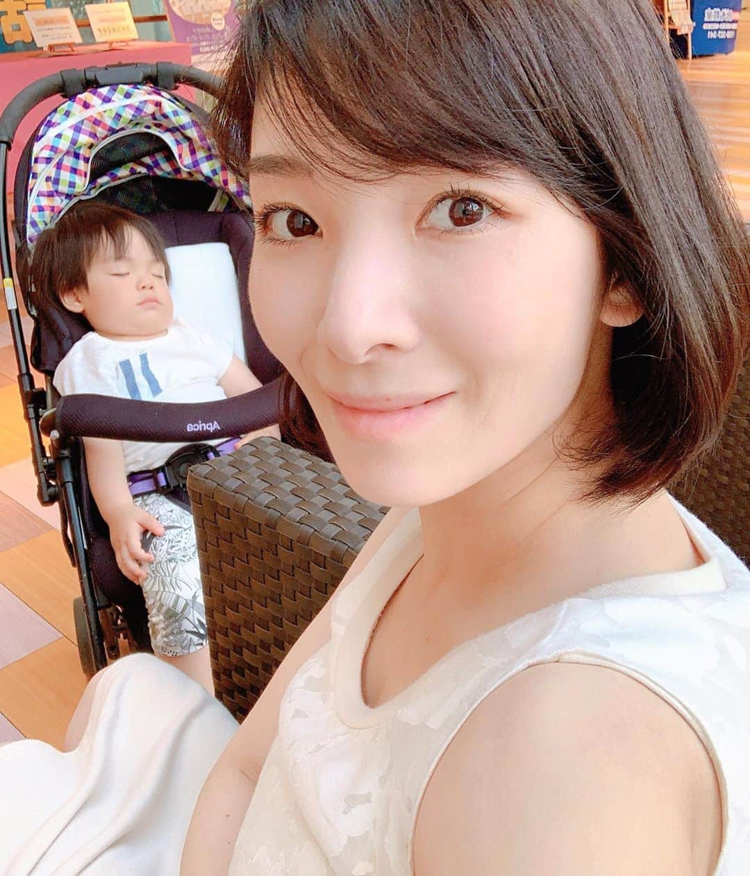 のインスタグラム：「Going out with my son💙・ ・ 少しずつですが河原や公園以外へも外出するようになってきました◎  息子の活動量がかなり増えていて、 お家遊びだけだと全然間がもたない。。というか私がもたない笑 おんぶに抱っこにとヘトヘトゾンビ状態なので外で遊んでもらうと大分楽です😊・ ・ 歩くのはまだ結構疲れるのか2時間程遊ぶとスッと電池が切れてよく昼寝してくれます←ママフリータイム♡ ・ 久しぶりの公共交通機関は緊張するみたいで別人のように大人しくしてくれるので移動も助かってます。多分今だけだけど😇 ・ ・ 夏を楽しく過ごそうね〜👒 ・ ・ ・ ・ #goingout #letsgo #withmyboy #boymom #toddlerlife #toddlermom  #1yearold #赤ちゃんとお出かけ #男の子ママ #1歳男の子 #1歳3ヶ月 #寝た #しめしめ」