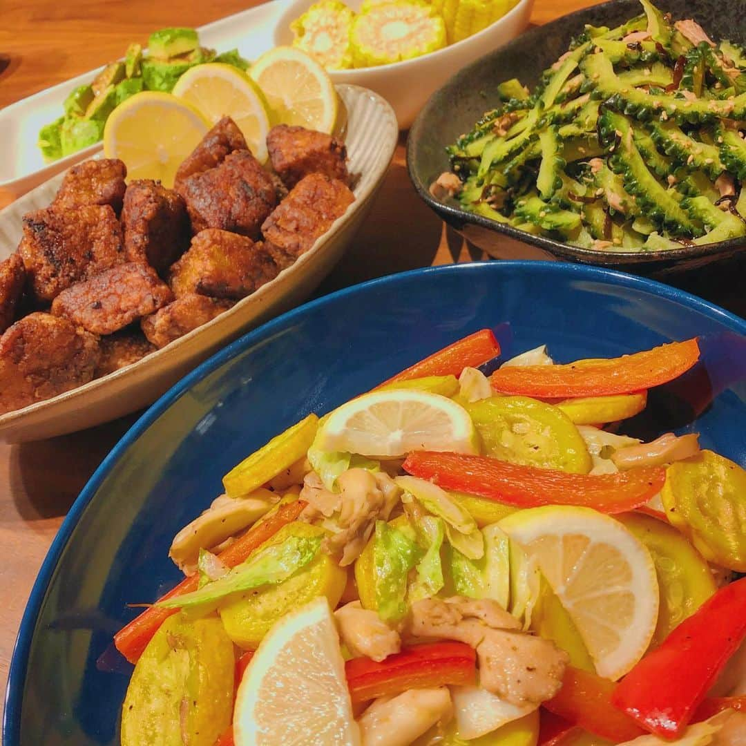 岡部玲子さんのインスタグラム写真 - (岡部玲子Instagram)「本日の晩ご飯🍴 モウカザメは竜田揚げ✨ (おろし生姜&ニンニクを入れたヨシダソースに漬け込んで揚げ焼きにしました☺️) 身がフッワフワで本当に美味しかった😍 ズッキーニとキャベツと舞茸とパプリカの炒め物と無限ゴーヤとアボカドとトウモロコシで夏野菜もたっぷりと☺️ 私は暑さで食欲が落ちていますが😅子供達はモリモリ食べていました😁 健康第一‼️ 皆さんも暑さに負けず、元気でいてくださいね✨  #岡部玲子 #タレント　#レポーター　#アナウンサー　#キャスター　#女子アナ　#フリーアナウンサー　#ジュニアアスリートフードマイスター　#モウカザメ　#竜田揚げ　#簡単ご飯　#簡単おかず　#節約ご飯　#低糖質　#低糖質満腹ご飯　#低糖質満足ご飯　#美容　#健康　#アンチエイジング #若返り　#cooking #healthyfood #japanesefood #healthy #beauty #lowcarb #smilediet #diet」6月18日 20時29分 - reiko_okabe