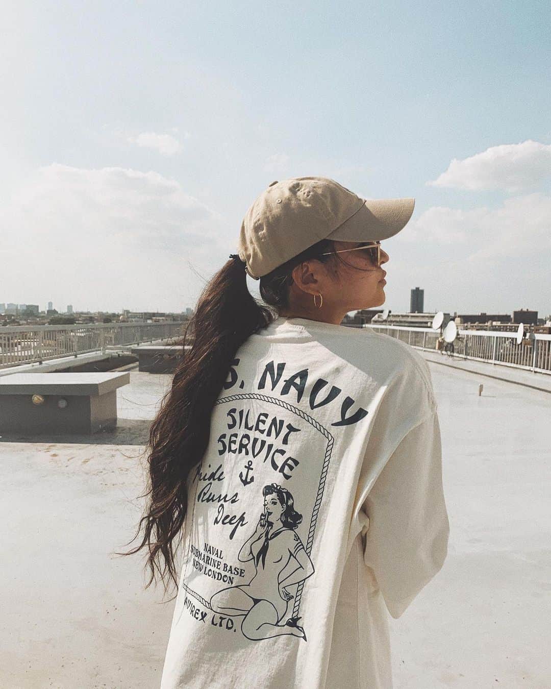 のインスタグラム：「. . Tシャツの絶妙な色味と ネイビーカラーのバックプリントが可愛い💙 @avirex_jp . . 風が強くて髪の毛ロールされた🌪🌀 . . #カジュアルコーデ#シンプルコーデ#お揃いコーデ##ストリートファッション#ストリート系女子#ストリートコーデ#Tシャツコーデ#外国人風#黒髪#ロングヘアー#ヘアスタイル#アヴィレックス#プリントT#アメカジ#夏服 #tshirts#tshirtshop#trip#travel#avirex #hairstyle#haircolor#usnavy」