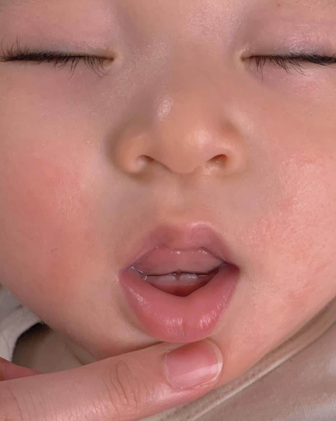 nanako itoのインスタグラム：「10months baby Soyogi 👶🏻 . この1ヶ月は歯が生えたり歩けるようになったり、  いないいないばぁができるようになったり。  成長してるのが見れて嬉しかったよ〜👶🏻 . 保育園も始まってまた新たな環境で楽しめるようになるといいな✨ . あと2ヶ月で1歳✨ . 2020.6.18 #0歳10ヶ月」