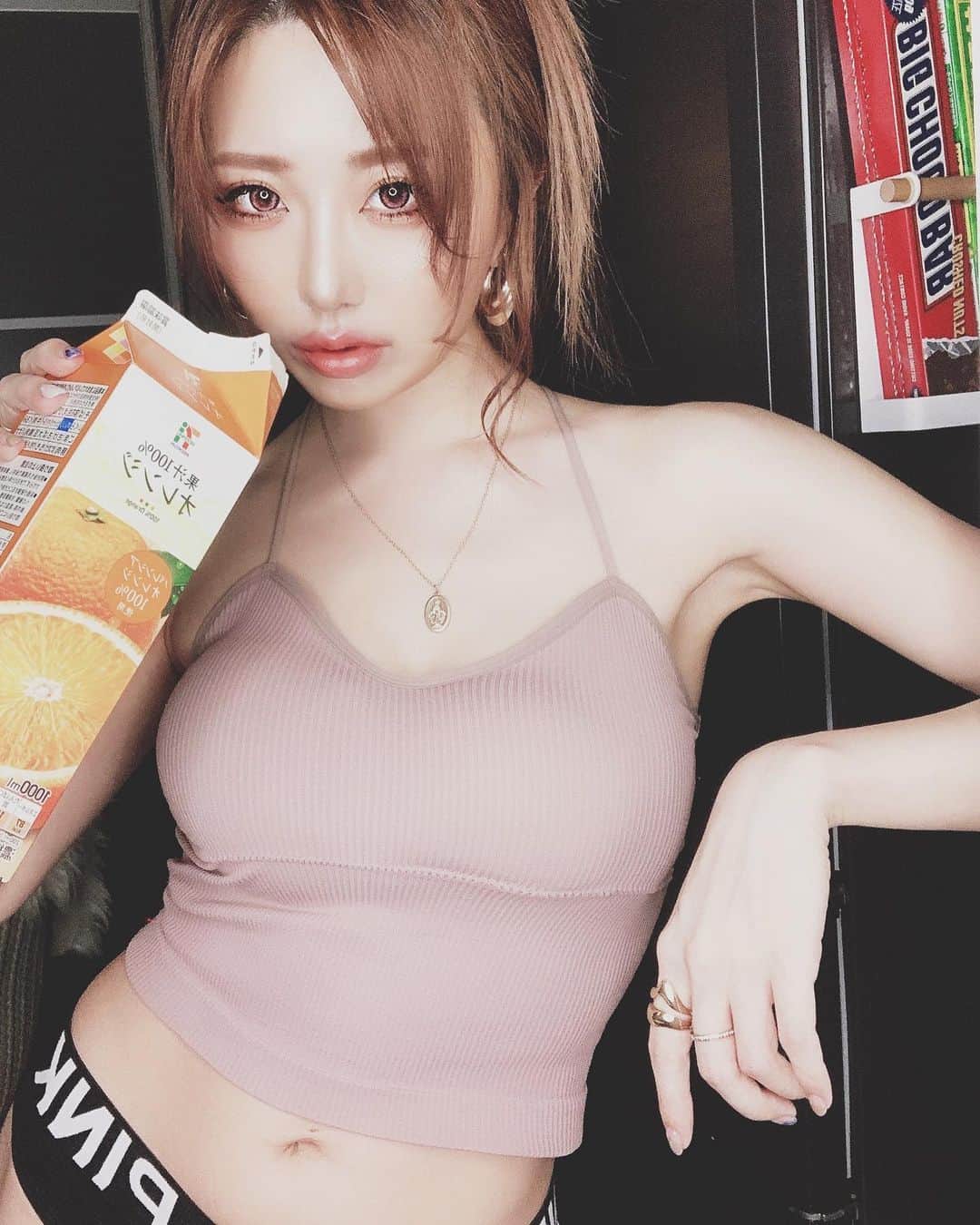 春咲ひなたのインスタグラム：「楽だし可愛いしこのキャミ強い❤︎‬" 2枚セット購入で1枚オマケで貰えるから 安くてコスパ的にも優秀だったカラーも選べるし👩🏼‍🏫💮 . @selectshop_mariya ここで買ったです❤️ . #おうち時間#部屋着#私服#どっちも#使える#優秀#下着#これかわ#おっぱい#お姉さん #東京#新宿#歌舞伎町#キャバ嬢#もはや#元キャバ嬢#アジアンクラブ#マツエク#アイリスト募集中#春咲ひなた#YouTube#youtuber#新米#ゆーちゅーばー#ファッションコーデ#コーデ#コーデ記録#ちび#ootd . YouTubeに関する問い合わせ先♡  株式会社YEEELL 〒150-0002  東京都渋谷区渋谷3-27-11 祐真ビル新館5F  info@yeeell.jp」