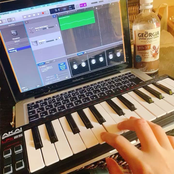 のインスタグラム：「新しいmidiキーボードを買って毎日毎日制作中。この期間何を頑張ってやるかで後が変わる。大切なんは自分の行動力。  Metis  #metis#楽曲制作#beatmaking #african#reggae#clubmusic #曲作り#音楽#アルバム#好きな事を仕事に #好きな事で生きていく #musician #ミュージシャン#シンガーソングライター#キーボード#midikeyboard#弾き語り」