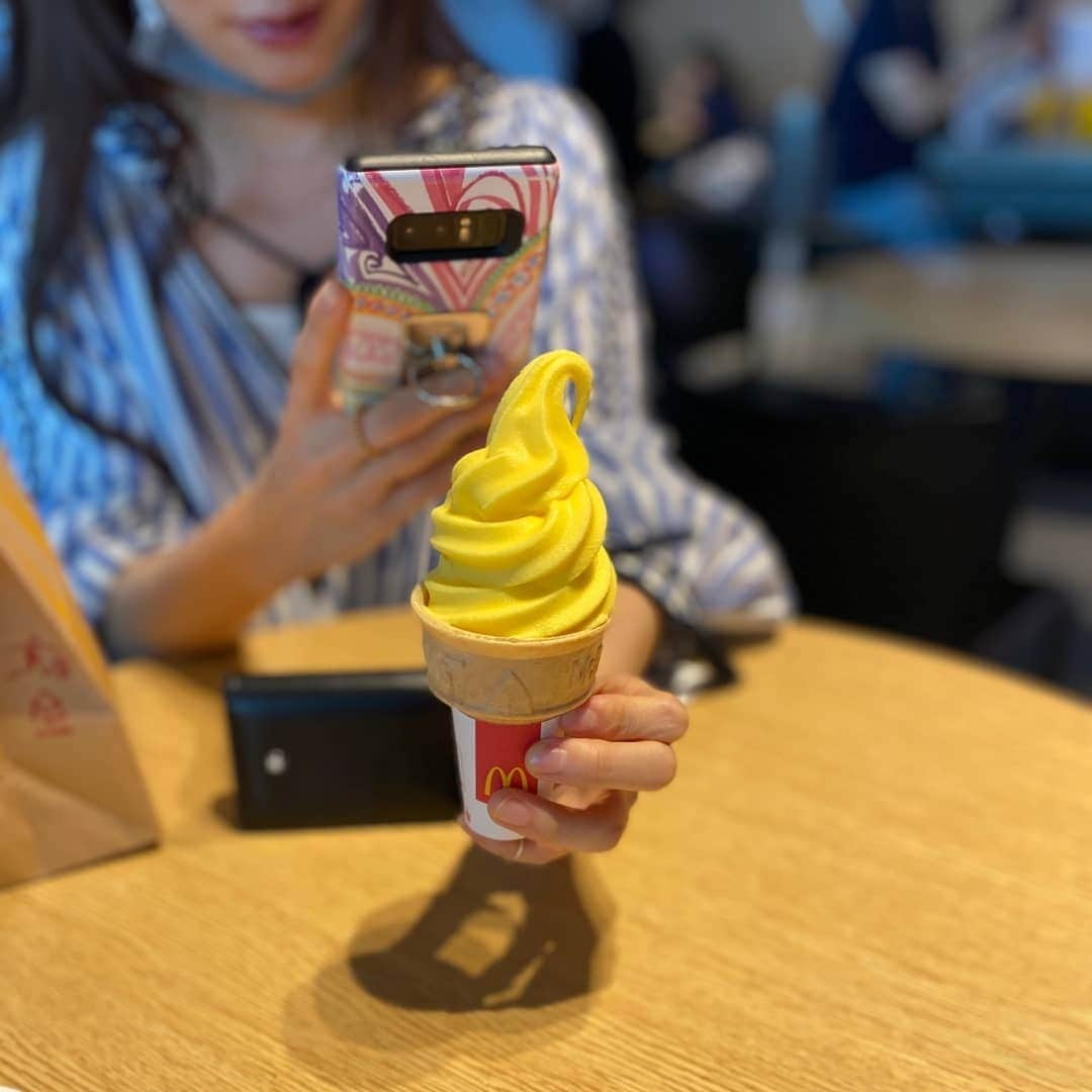 ハン・ウンソンさんのインスタグラム写真 - (ハン・ウンソンInstagram)「. 아직 안 먹어 봤다면, ☝️🤤💕👍 #맥날 #바나나콘 #맛스타그램 #맛있어 . . #취저 #바나나맛 #여름 #점심스타그램 . . #icecream #icecreamcone #delicious #freezing #foody #foodporn #dessertporn #lunch #banana #tasty . . . . . . . . . #은선그램 #감사그램 #데일리 #일상 #일상스타그램 #디저트 #아이스크림🍦 #라이프스타일 #좋아요」6月18日 20時36分 - han_esun