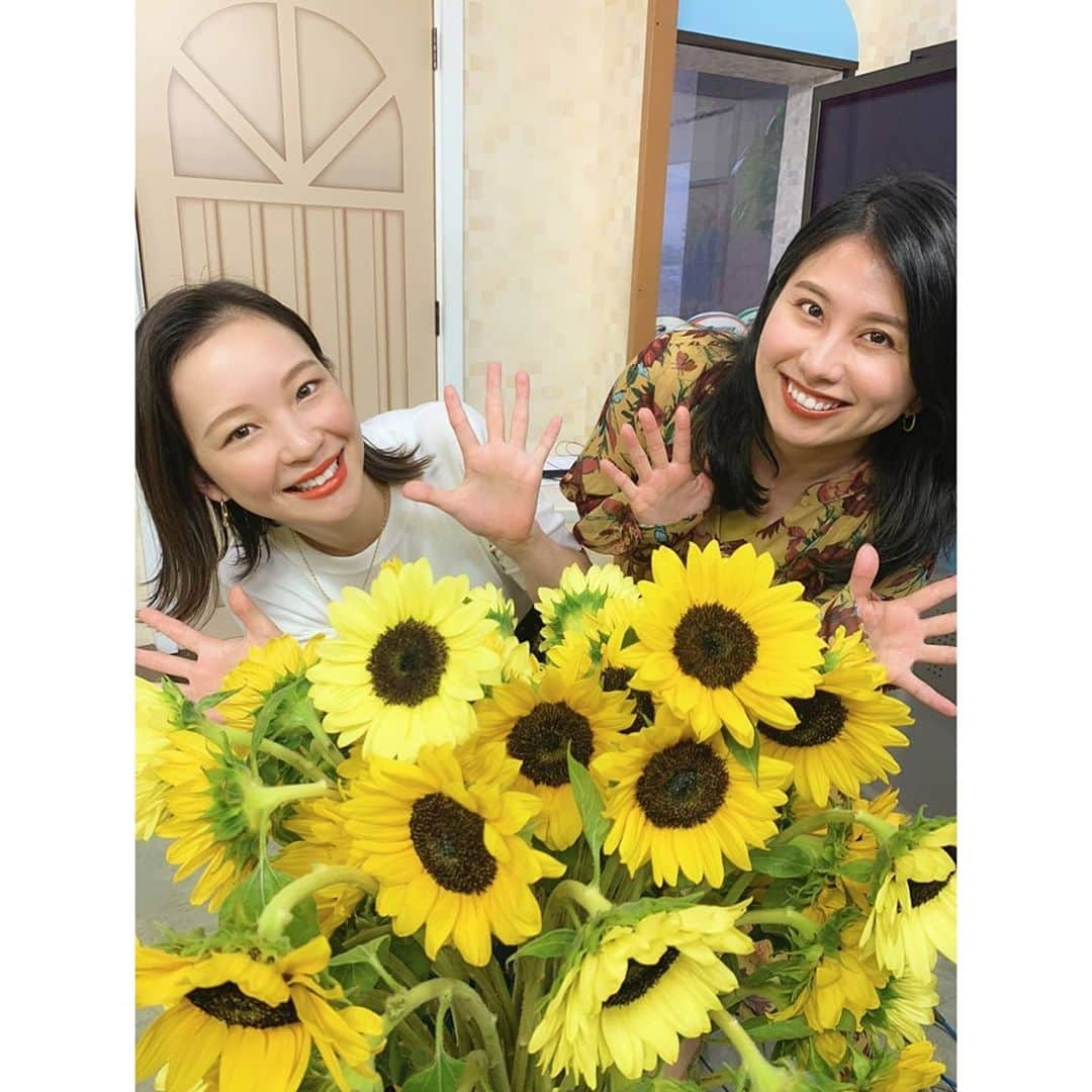 岡田ゆり子さんのインスタグラム写真 - (岡田ゆり子Instagram)「▽△▽△▽△ . .  スイカ🍉とヒマワリ🌻 夏だ〜〜！！ .  今年はどんな夏になるかな？？ .  #チバテレ #シャキット！ #シャキゆり #陽気な木金」6月18日 20時37分 - yyy__0520