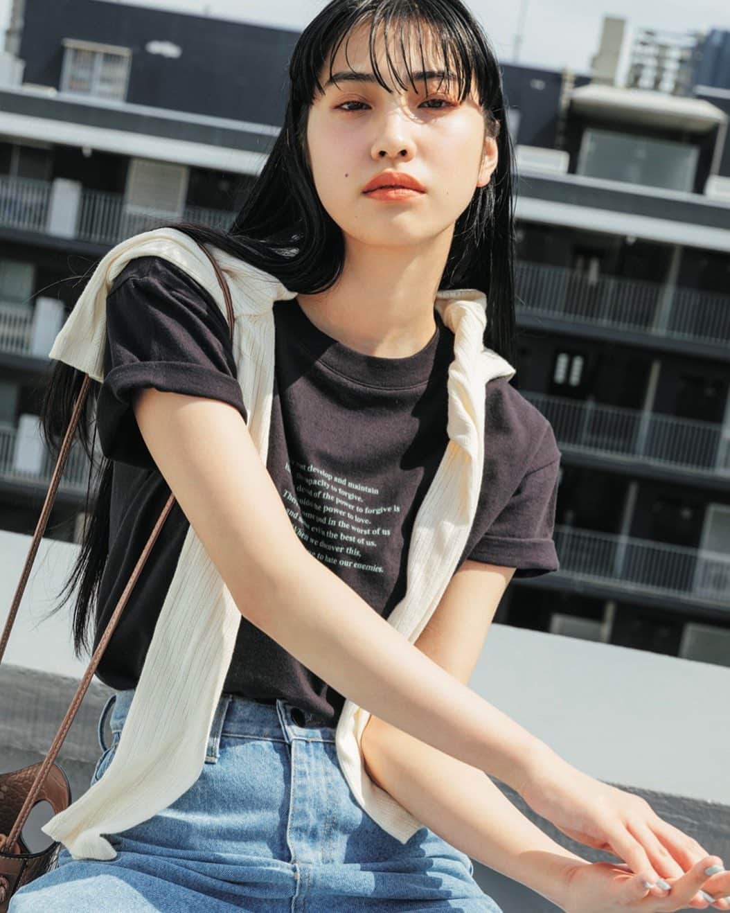 のインスタグラム：「・ 7月号では 韓国っぽストリートを特集しているよ🇰🇷❣️ ・ Tシャツに淡いカラーの デニムとカーデを合わせれば シンプルコーデも一気に 韓国らしくチェンジ☺️✌🏻 ・ model▷▶︎ @mayu_kitazawa ・ #jelly#jelly7月号#夏服#韓国#韓国ガール#韓国ファッション#シンプル#ストリート#ストリートファッション#Tシャツ#Tシャツコーデ#デニム#カーデ#おしゃれ#かわいい#かっこいい#クール#ラグアジェム#イズントシー #koreanfashion#koreangirl#cool#simple#street#mode#ootd#outfit#今日からクールな女の子#北澤舞悠」